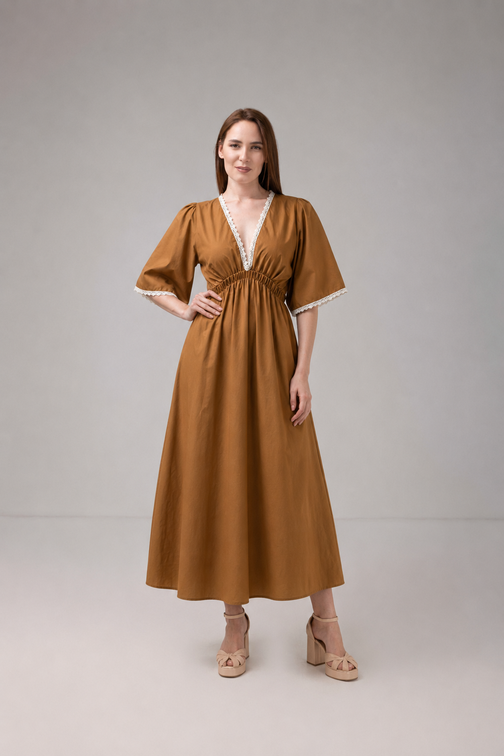 Incarca imaginea in galerie, Rochie Lungă Caramel cu Decolteu în V și Detalii din Dantelă