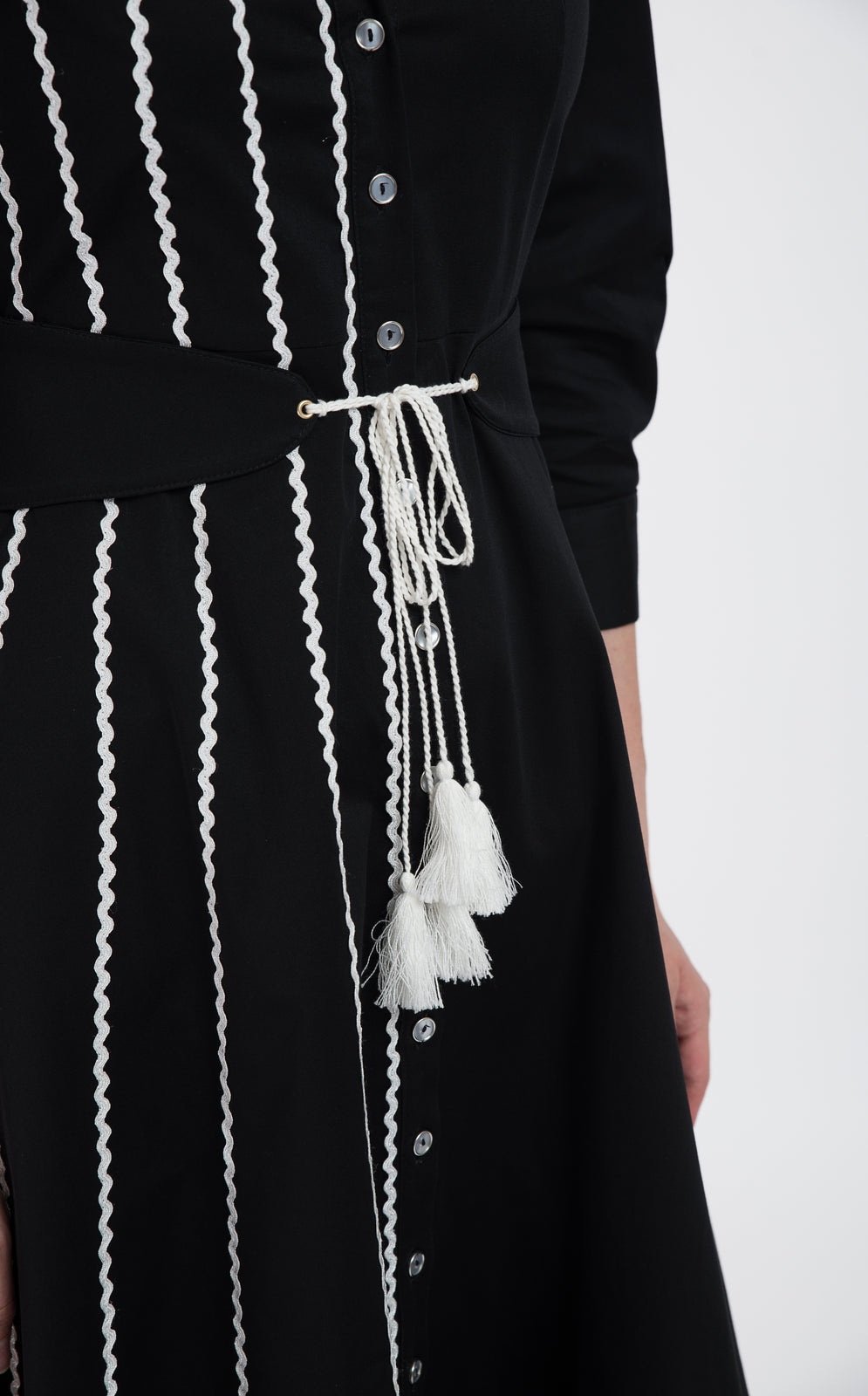 Incarca imaginea in galerie, Rochie camasa din bumbac negru cu aplicatii macrame albe