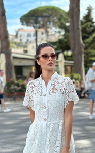 Rochie scurta din dantela florala alba cu maneca scurta