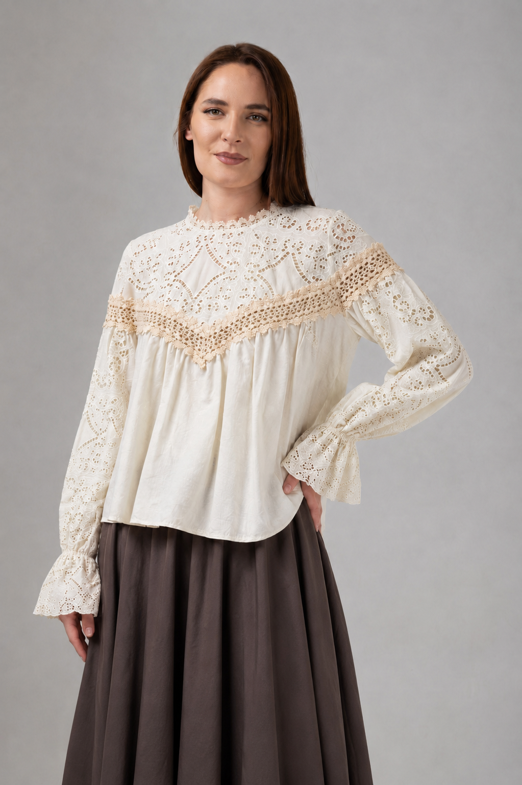 Incarca imaginea in galerie, Bluză cu Broderie Decupată și Inserții Din Dantelă – Ivoar