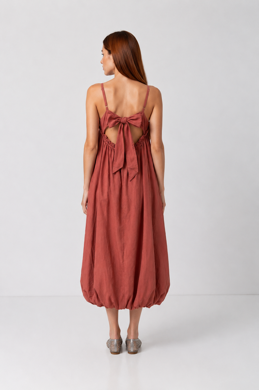 Load image into Gallery viewer, Rochie midi oversized cu spate decupat și fundă decorativă – Terracotta