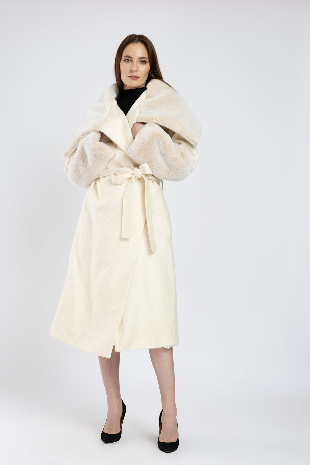 Incarca imaginea in galerie, Palton crem din stofa de lana cu insertii de blana artificiala