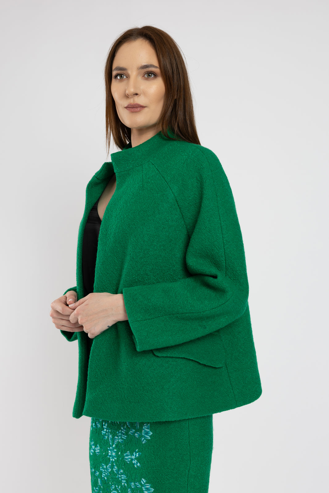 Incarca imaginea in galerie, Costum verde din jacheta scurta si fusta din lana cu broderie florala