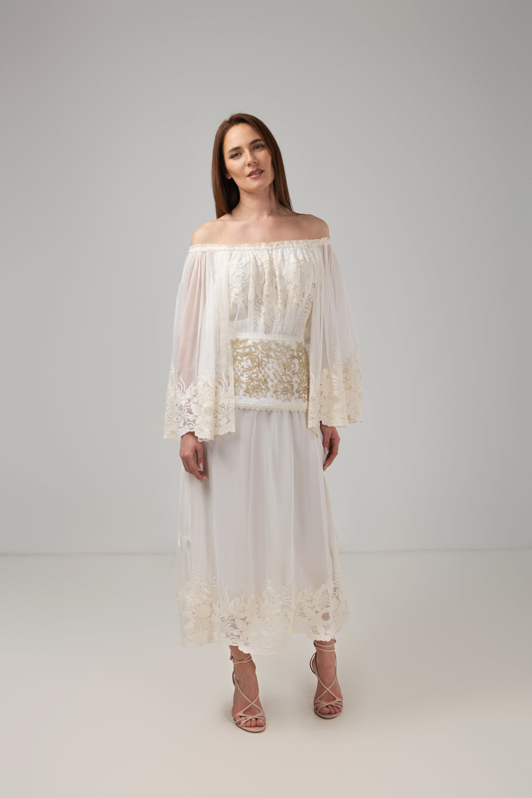Incarca imaginea in galerie, Brâu din catifea albă brodat cu mărgele argintii și motive florale elegante