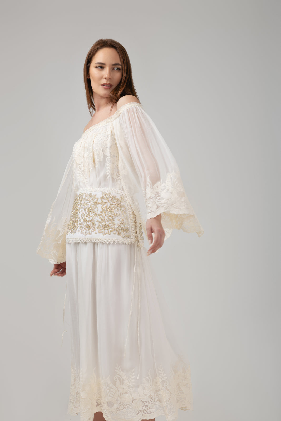 Incarca imaginea in galerie, Brâu din catifea albă brodat cu mărgele argintii și motive florale elegante