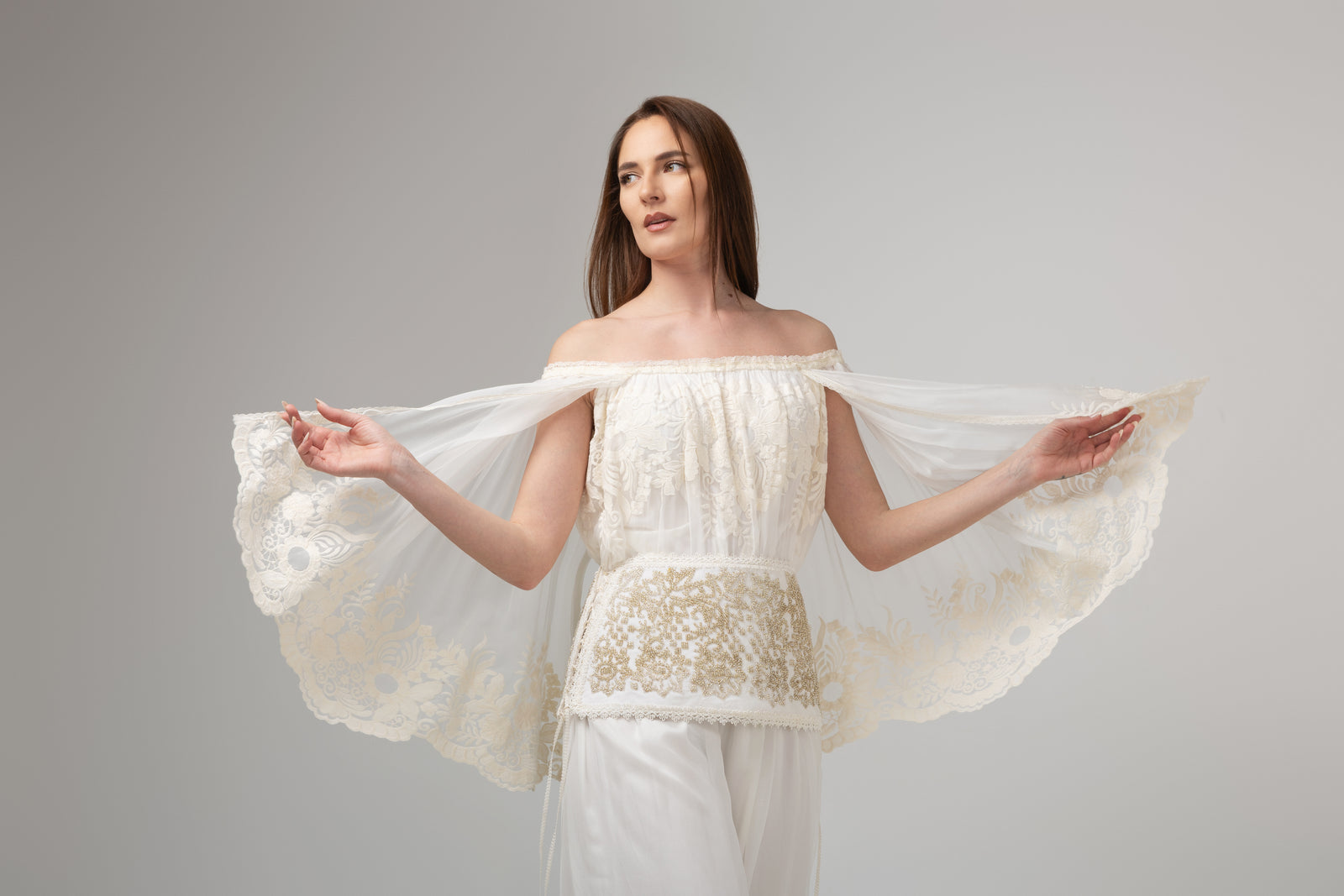 Incarca imaginea in galerie, Brâu din catifea albă brodat cu mărgele argintii și motive florale elegante