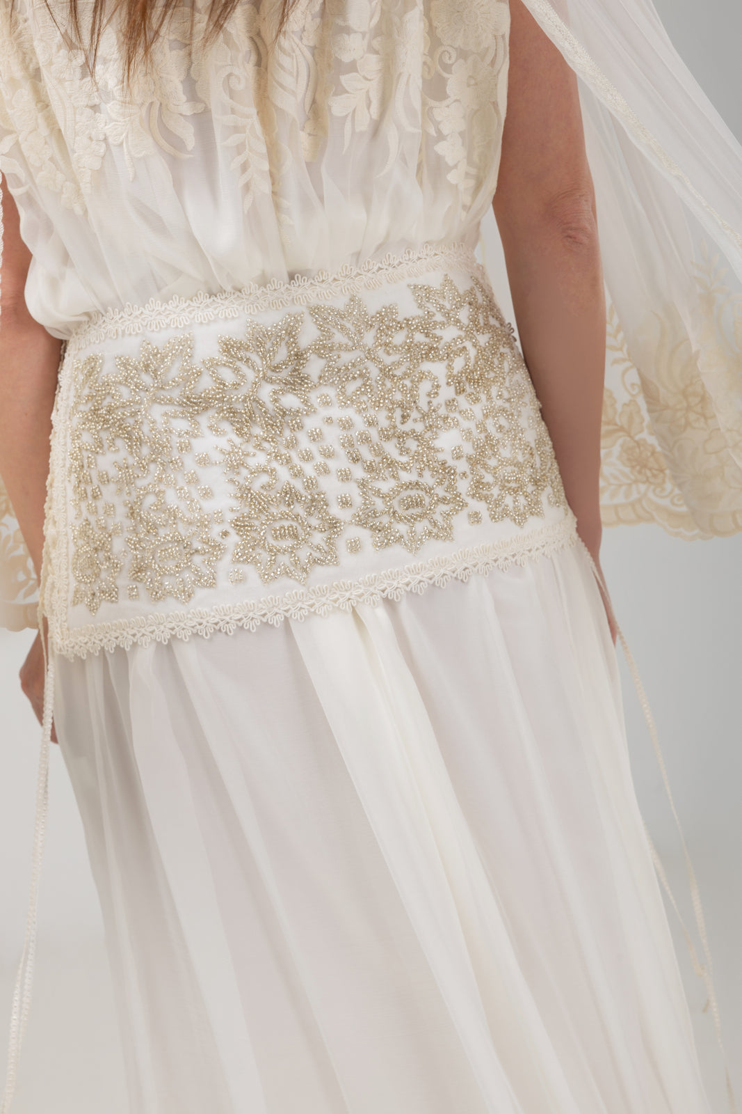 Incarca imaginea in galerie, Brâu din catifea albă brodat cu mărgele argintii și motive florale elegante