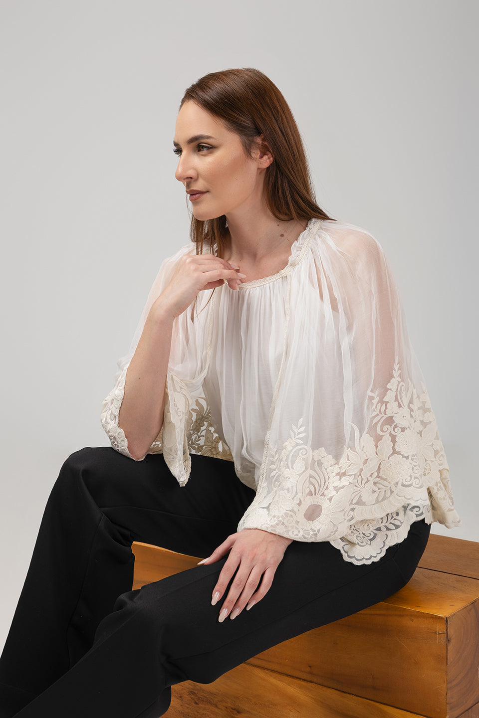 Incarca imaginea in galerie, Bluză ivoar din mătase naturală cu broderie florală și croială vaporoasă