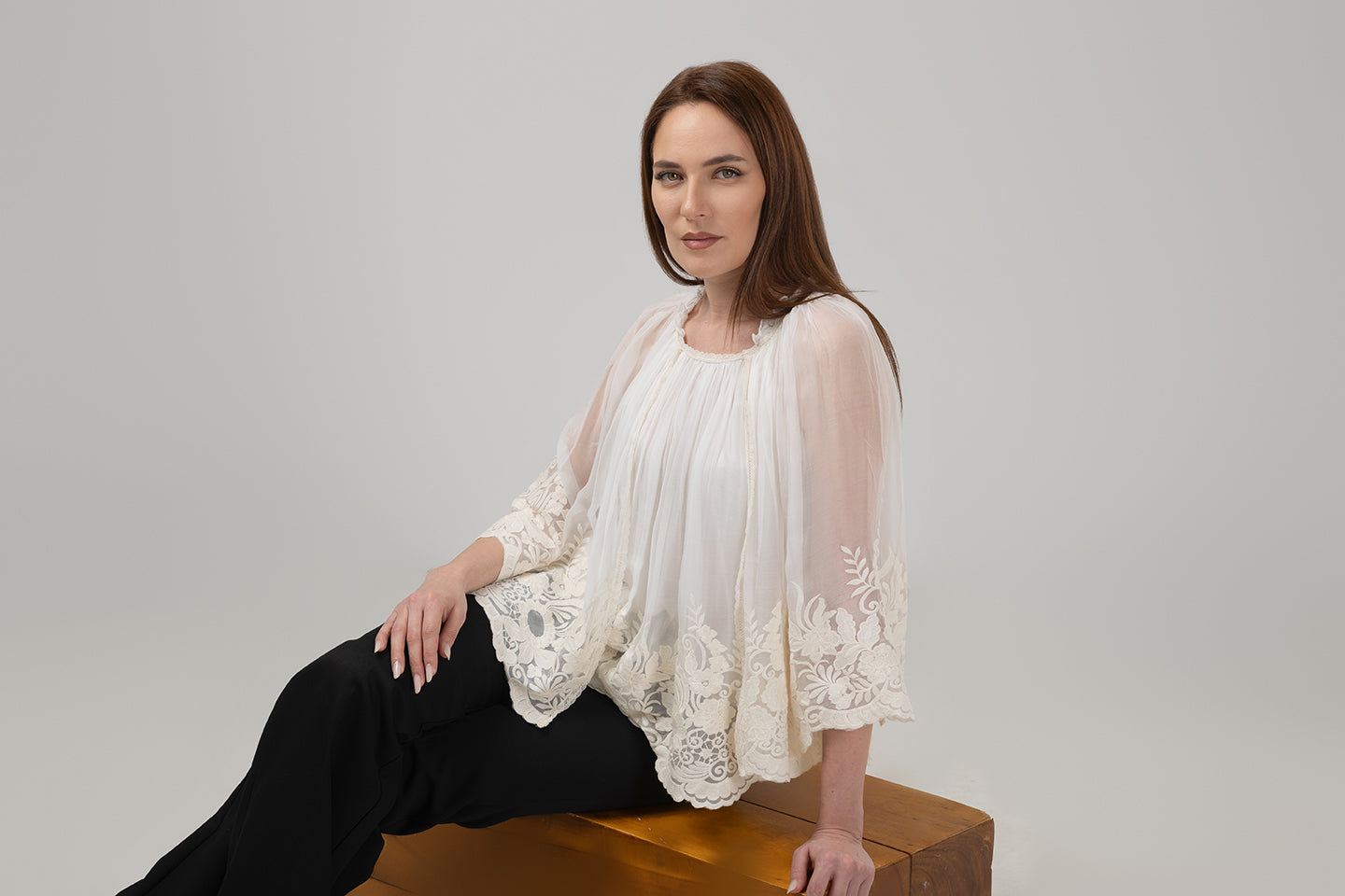 Incarca imaginea in galerie, Bluză ivoar din mătase naturală cu broderie florală și croială vaporoasă