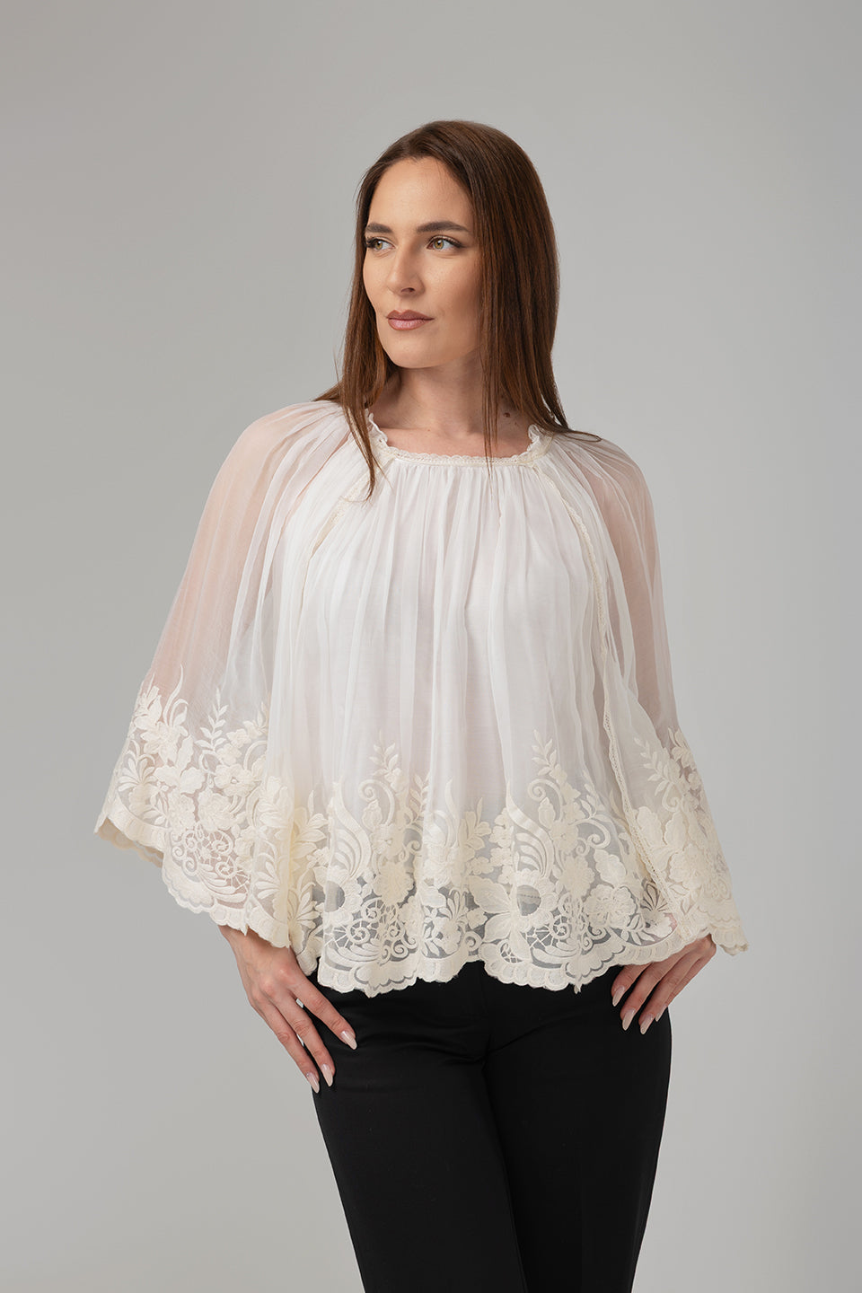 Incarca imaginea in galerie, Bluză ivoar din mătase naturală cu broderie florală și croială vaporoasă