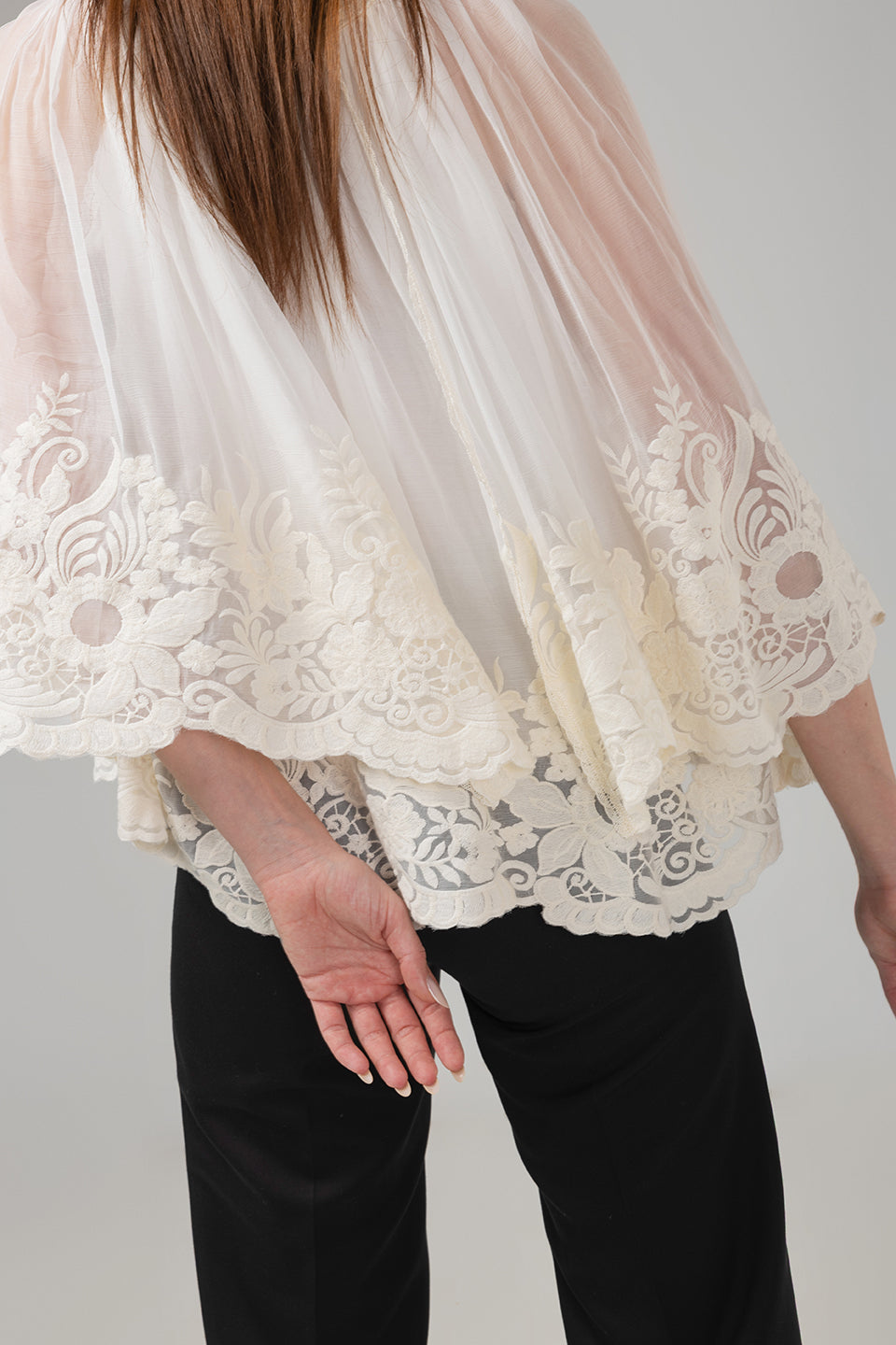 Incarca imaginea in galerie, Bluză ivoar din mătase naturală cu broderie florală și croială vaporoasă