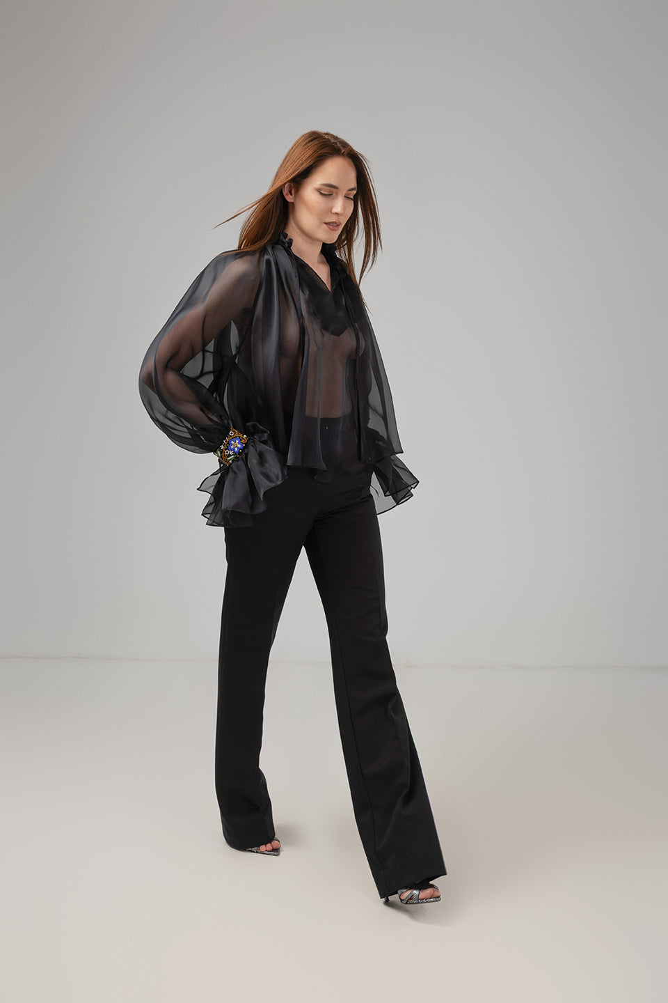 Incarca imaginea in galerie, Bluză couture din organza transparentă cu manșete din catifea cusute manual