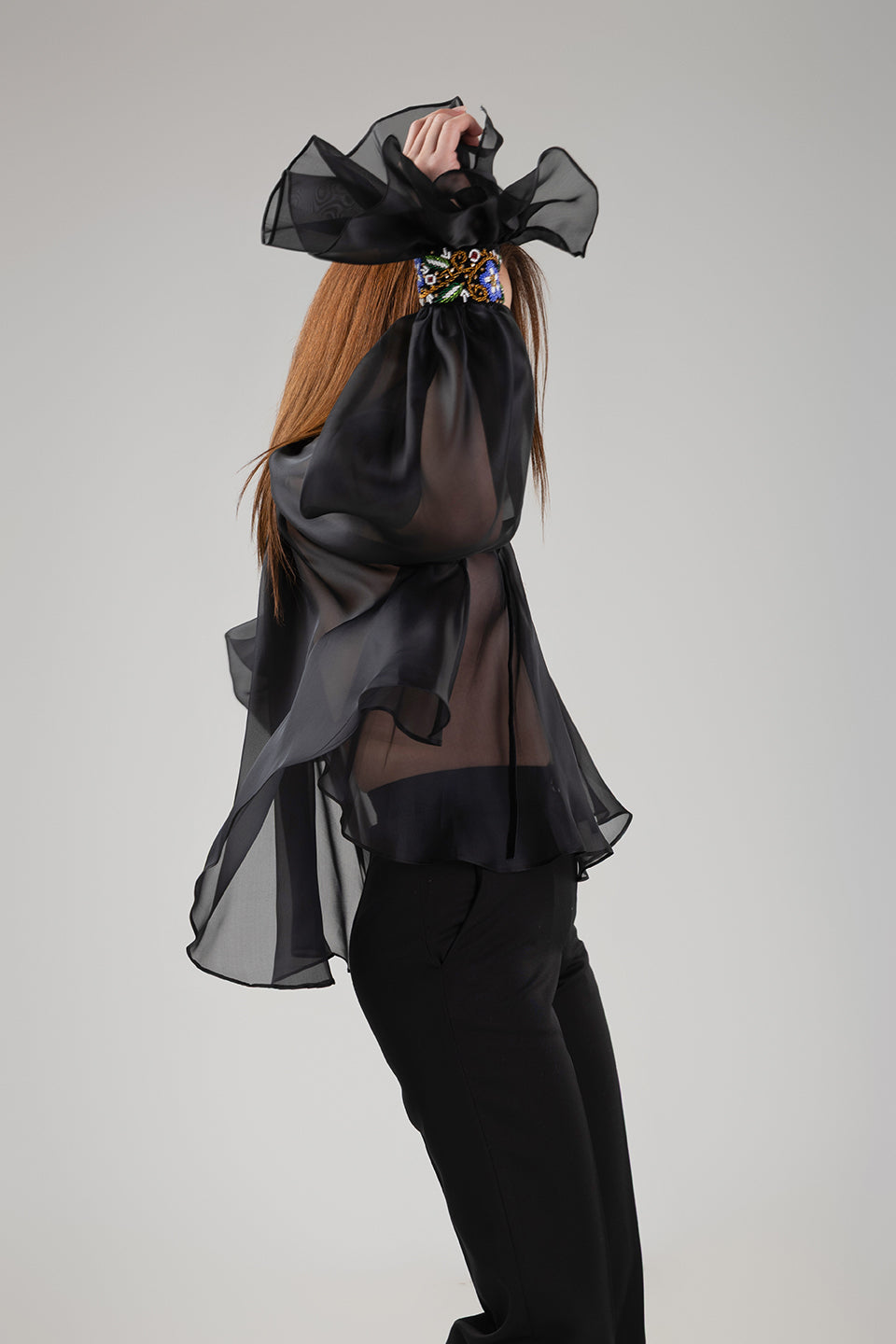 Incarca imaginea in galerie, Bluză couture din organza transparentă cu manșete din catifea cusute manual
