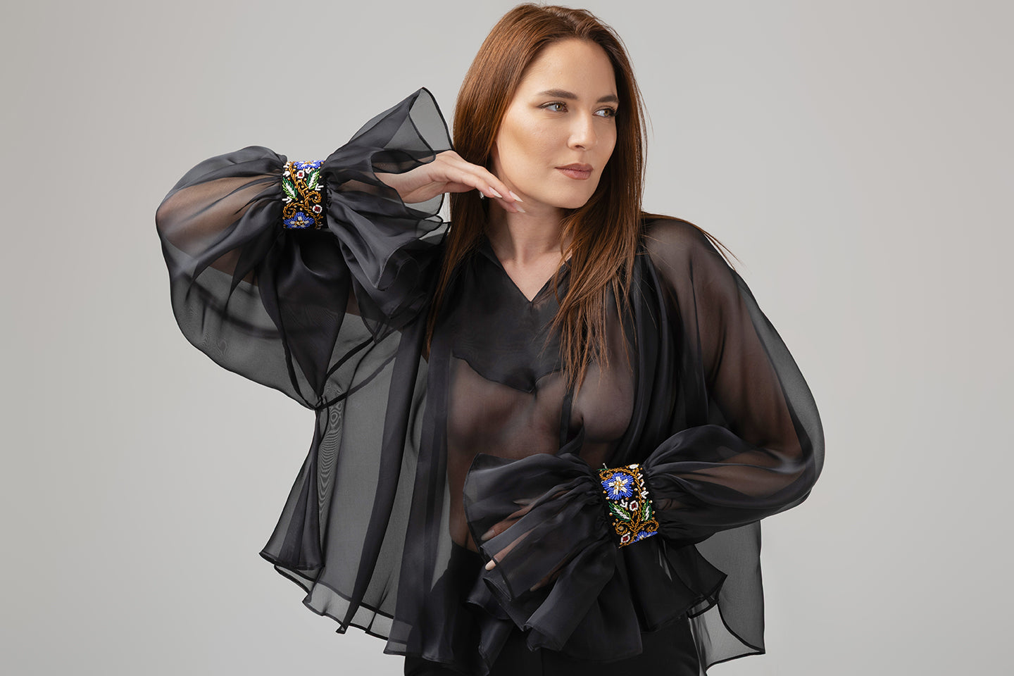 Incarca imaginea in galerie, Bluză couture din organza transparentă cu manșete din catifea cusute manual