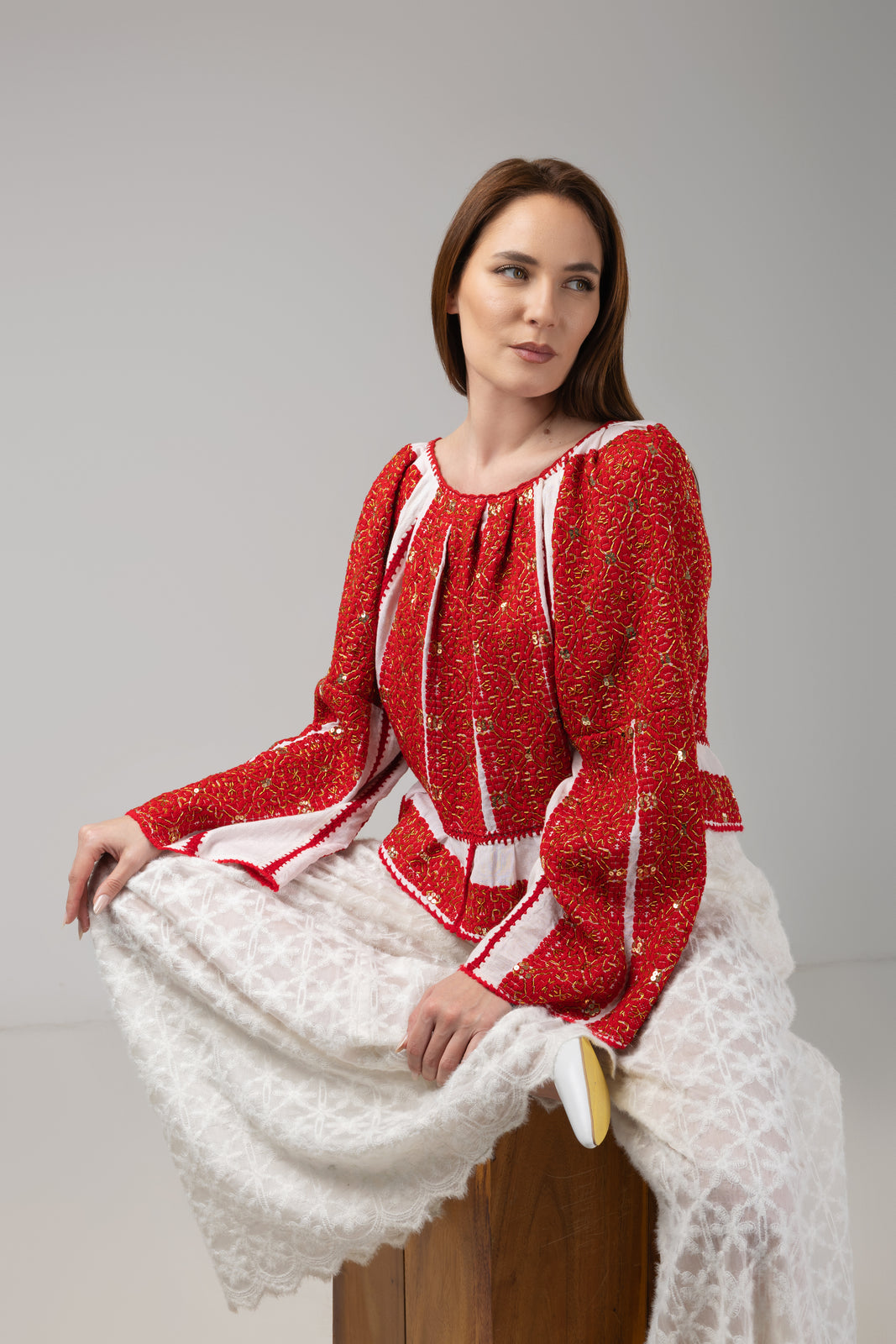 Incarca imaginea in galerie, Bluza tip ie cusuta manual cu fir rosu pe panza de casa