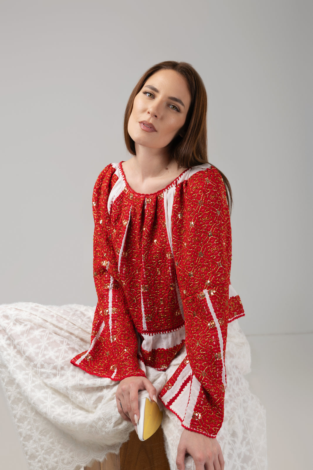Incarca imaginea in galerie, Bluza tip ie cusuta manual cu fir rosu pe panza de casa