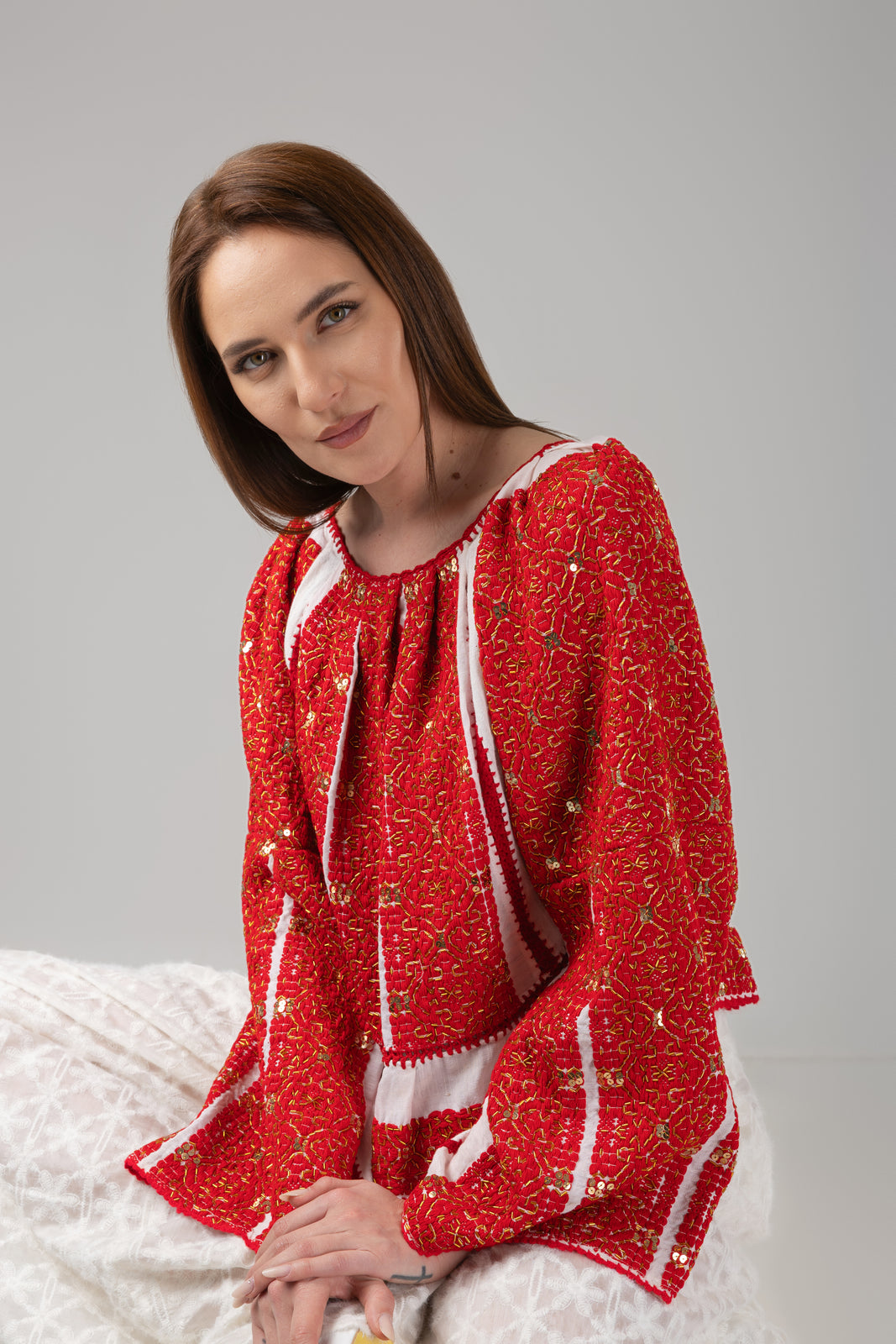Incarca imaginea in galerie, Bluza tip ie cusuta manual cu fir rosu pe panza de casa