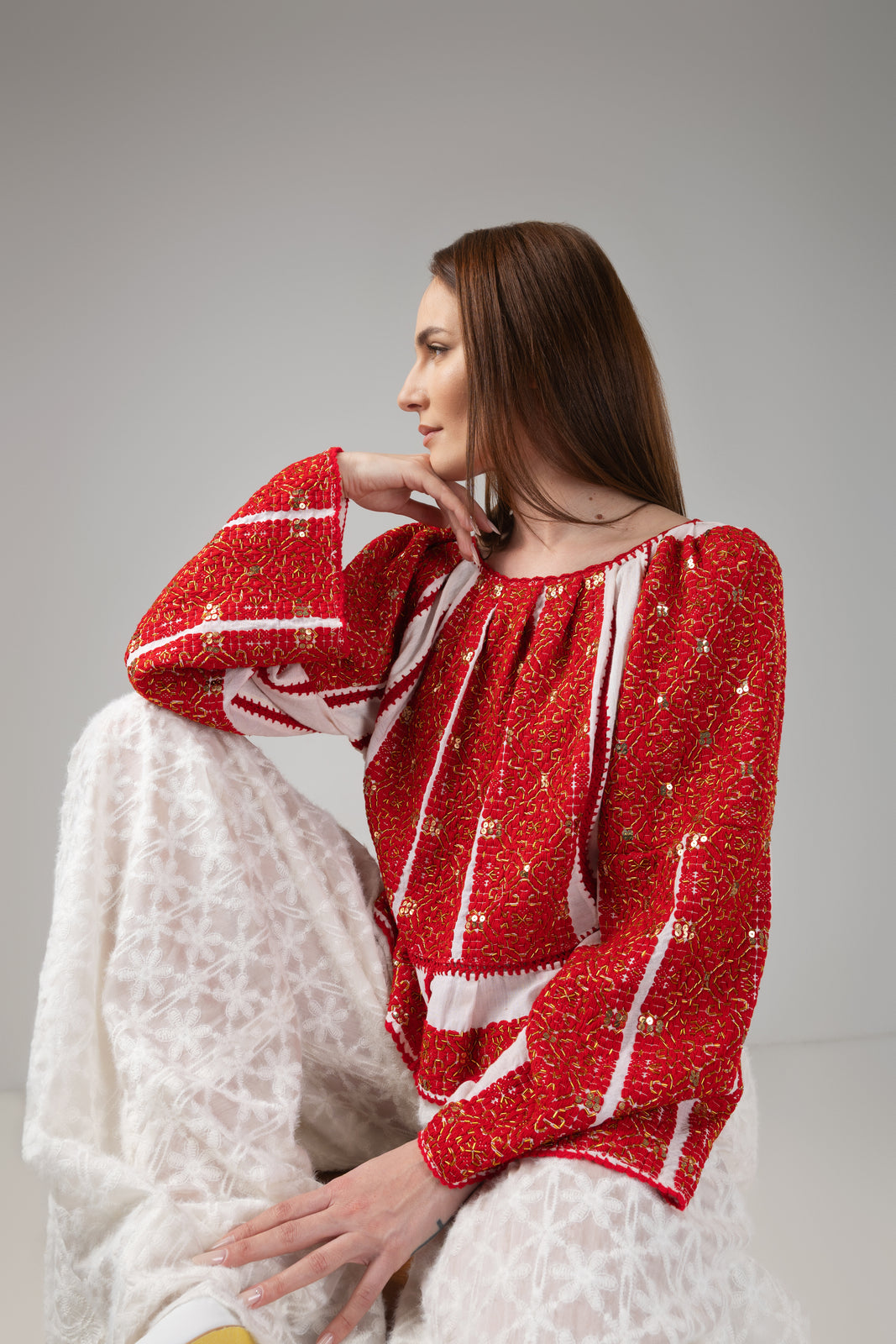 Incarca imaginea in galerie, Bluza tip ie cusuta manual cu fir rosu pe panza de casa