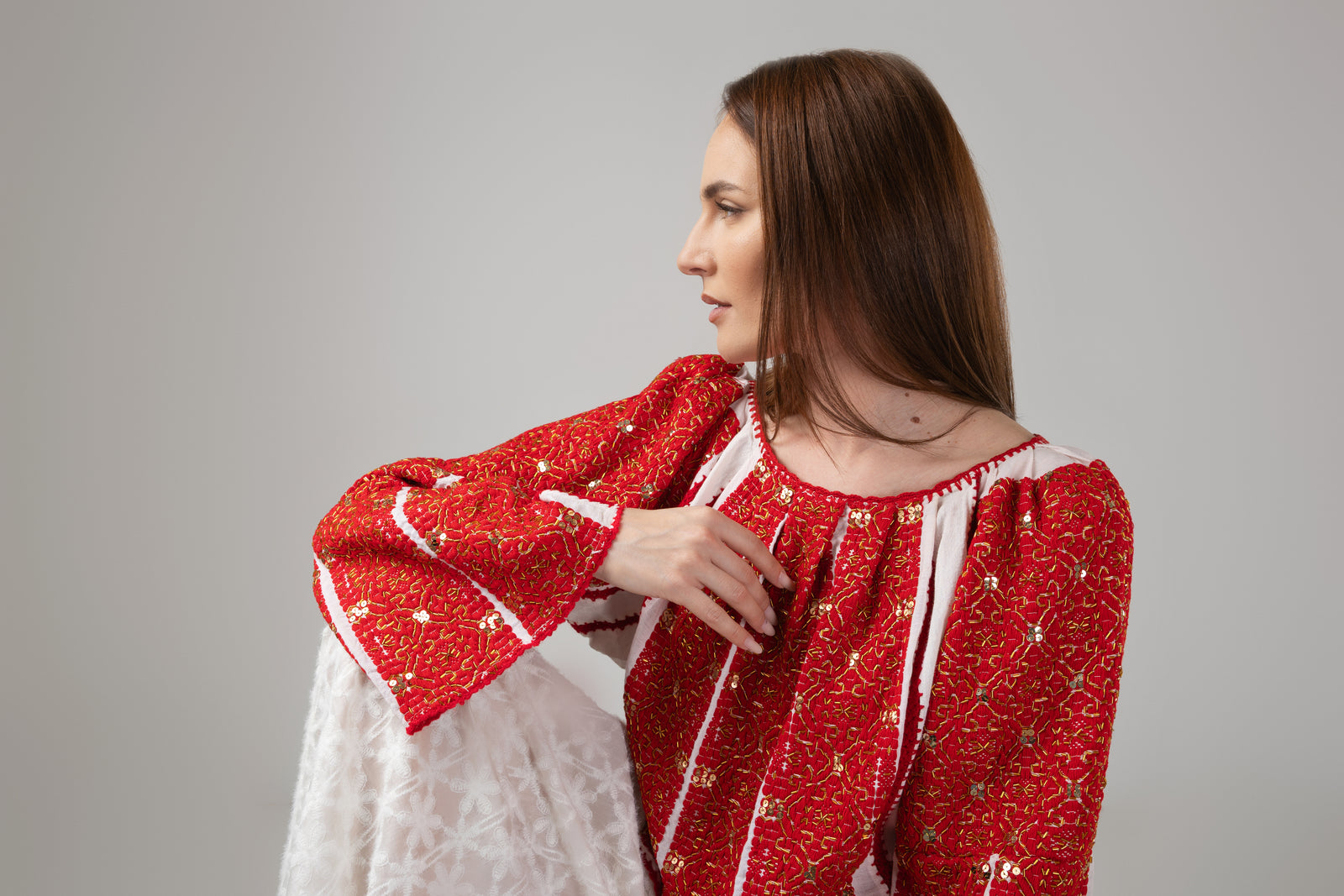 Incarca imaginea in galerie, Bluza tip ie cusuta manual cu fir rosu pe panza de casa