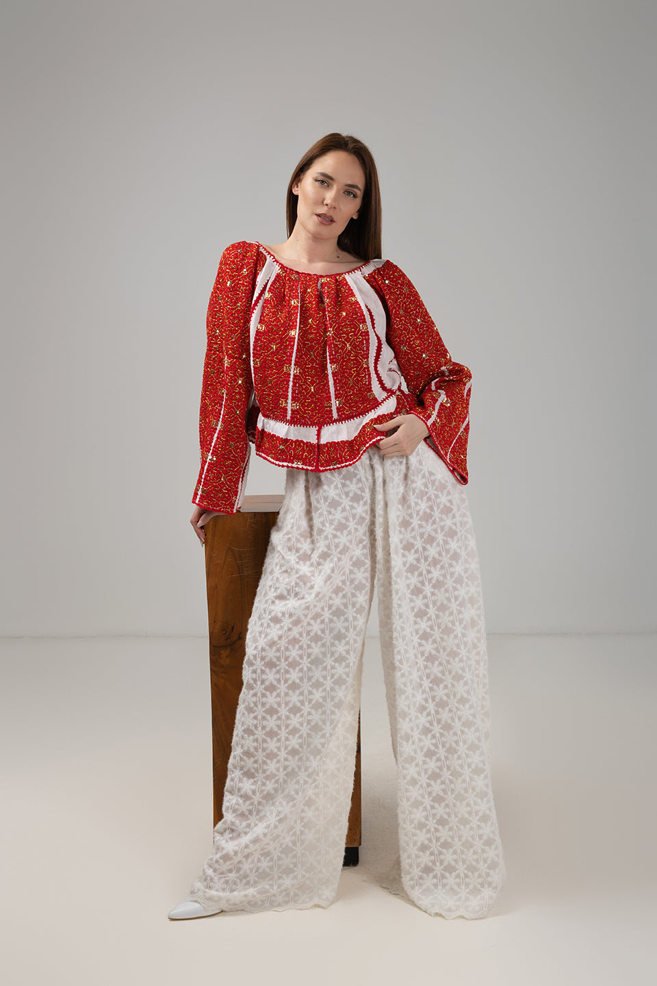 Incarca imaginea in galerie, Fustă-Pantaloni  din bumbac cu terminatie din dantelă brodată ivory – Eleganță Couture &amp; Confort Fluid
