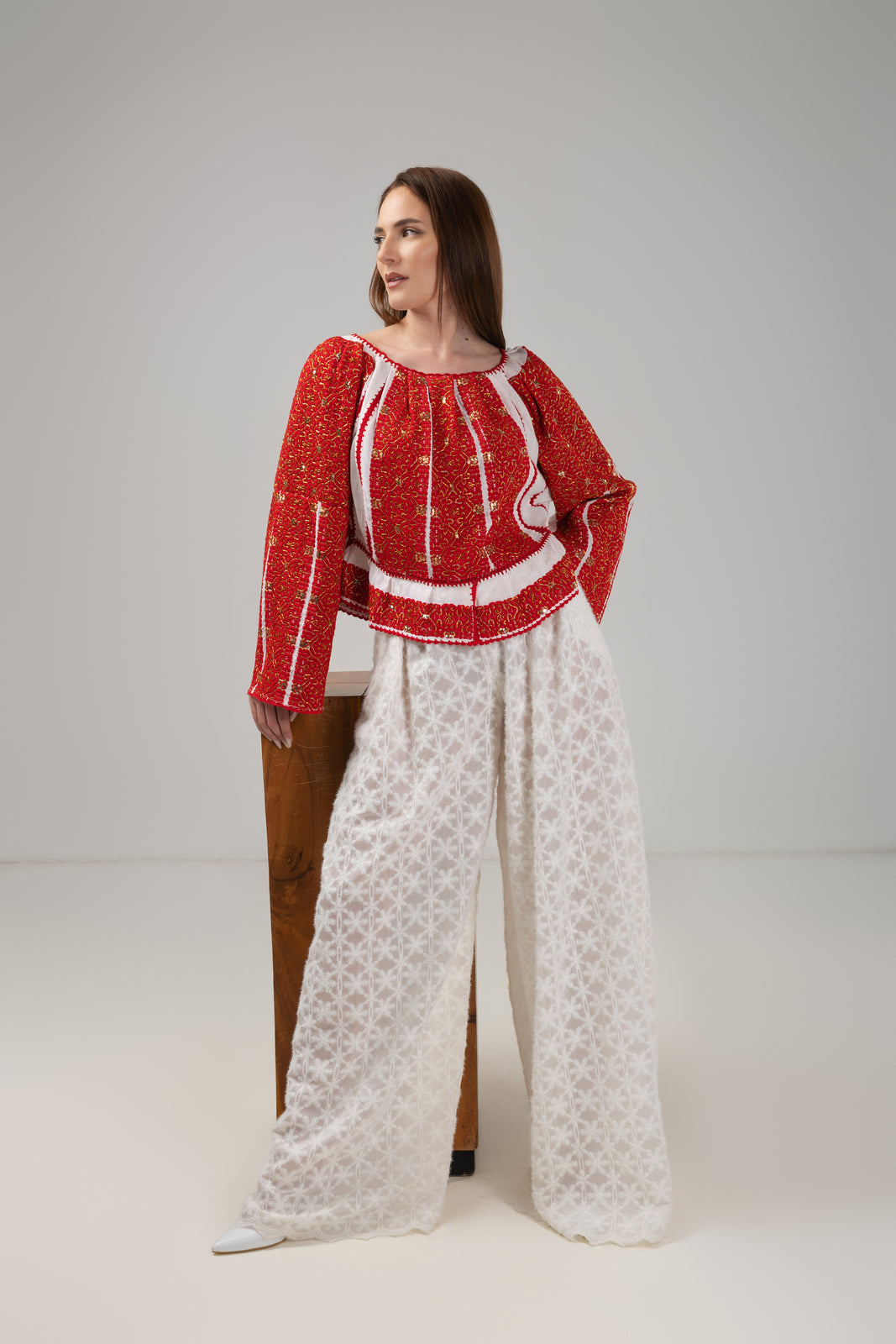 Incarca imaginea in galerie, Bluza tip ie cusuta manual cu fir rosu pe panza de casa