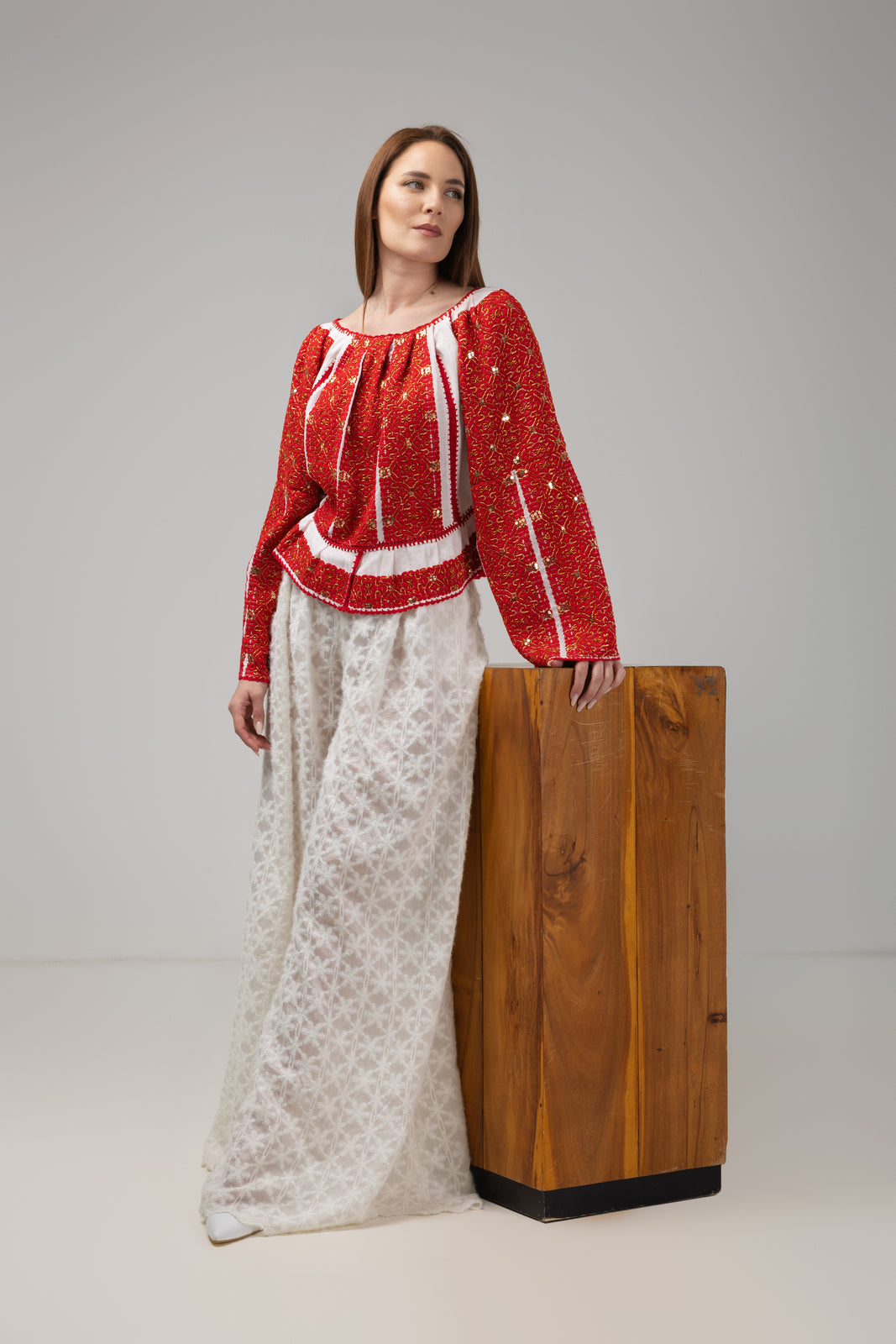 Incarca imaginea in galerie, Bluza tip ie cusuta manual cu fir rosu pe panza de casa