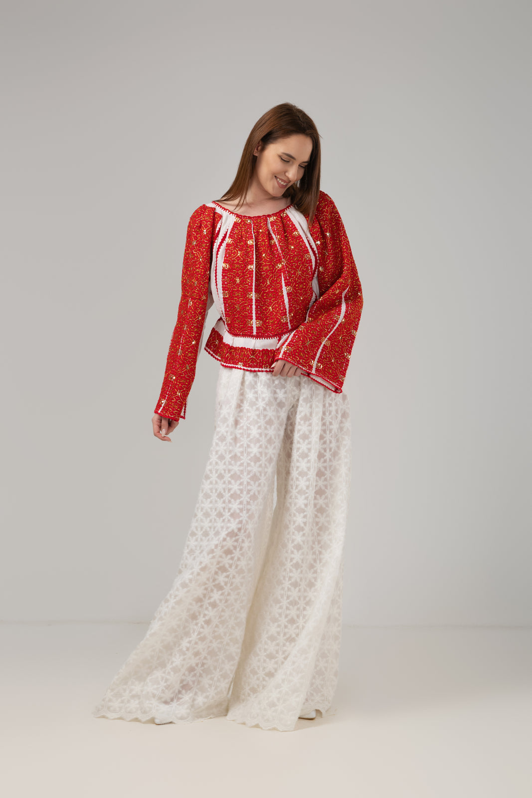 Incarca imaginea in galerie, Bluza tip ie cusuta manual cu fir rosu pe panza de casa