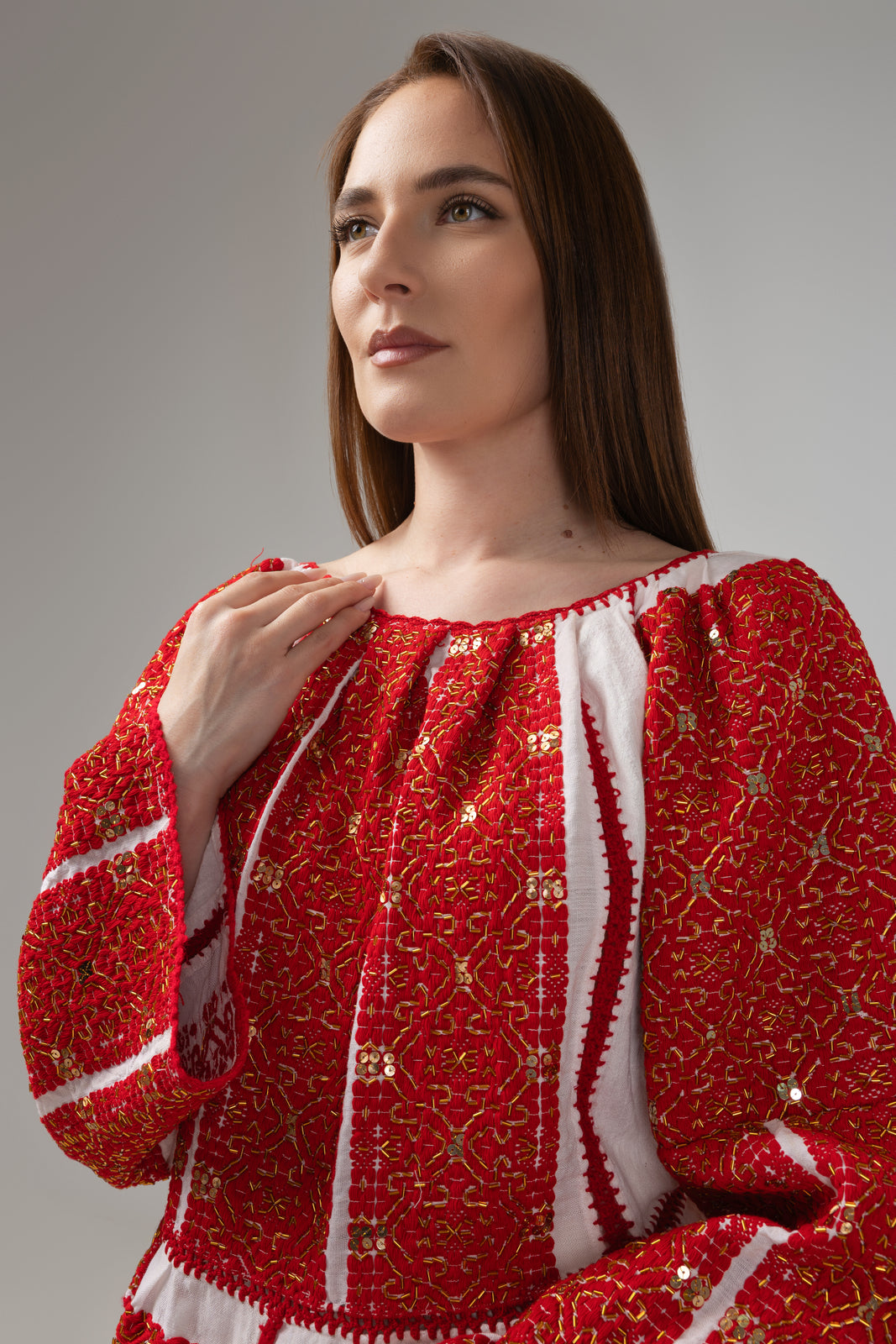 Incarca imaginea in galerie, Bluza tip ie cusuta manual cu fir rosu pe panza de casa