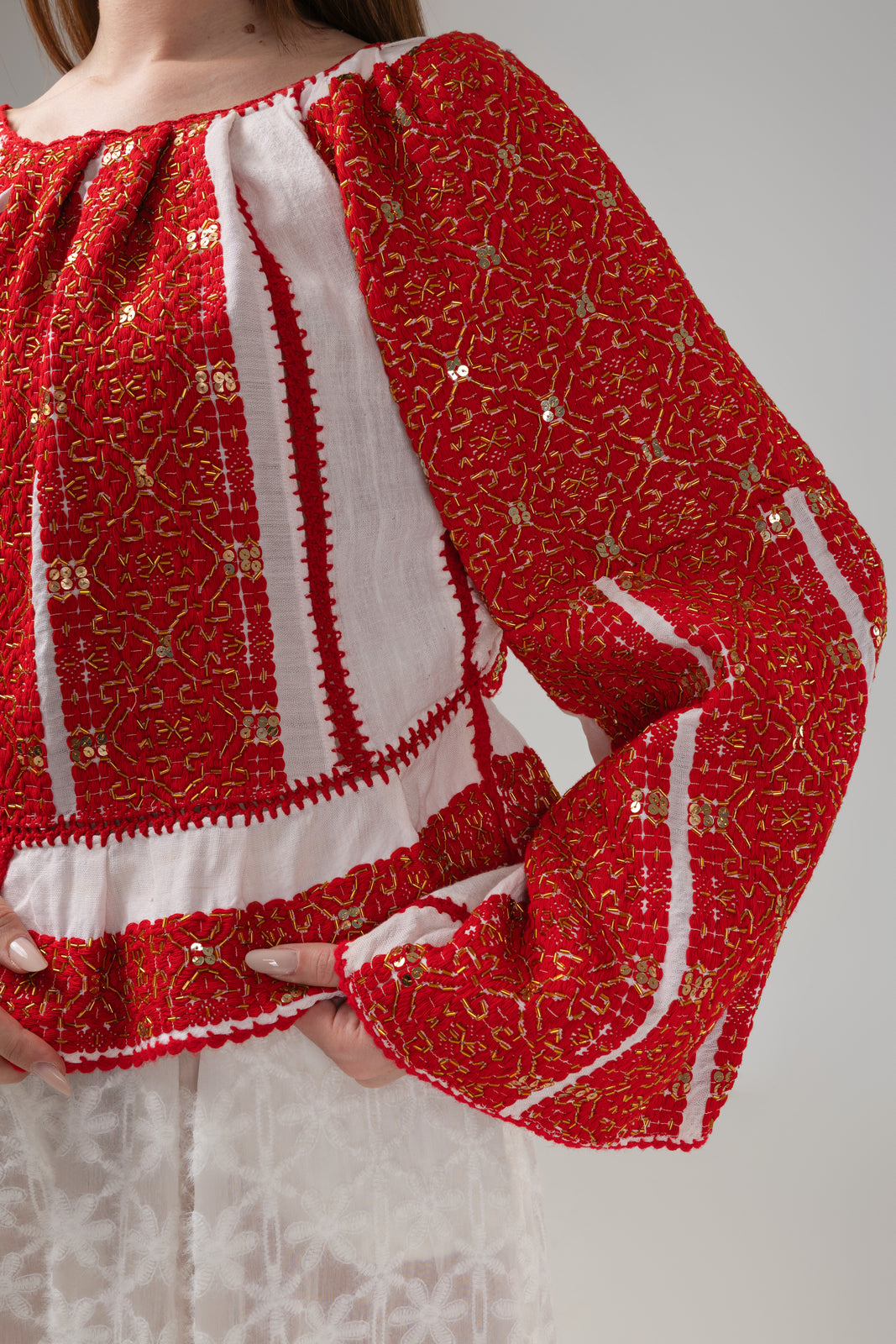 Incarca imaginea in galerie, Bluza tip ie cusuta manual cu fir rosu pe panza de casa