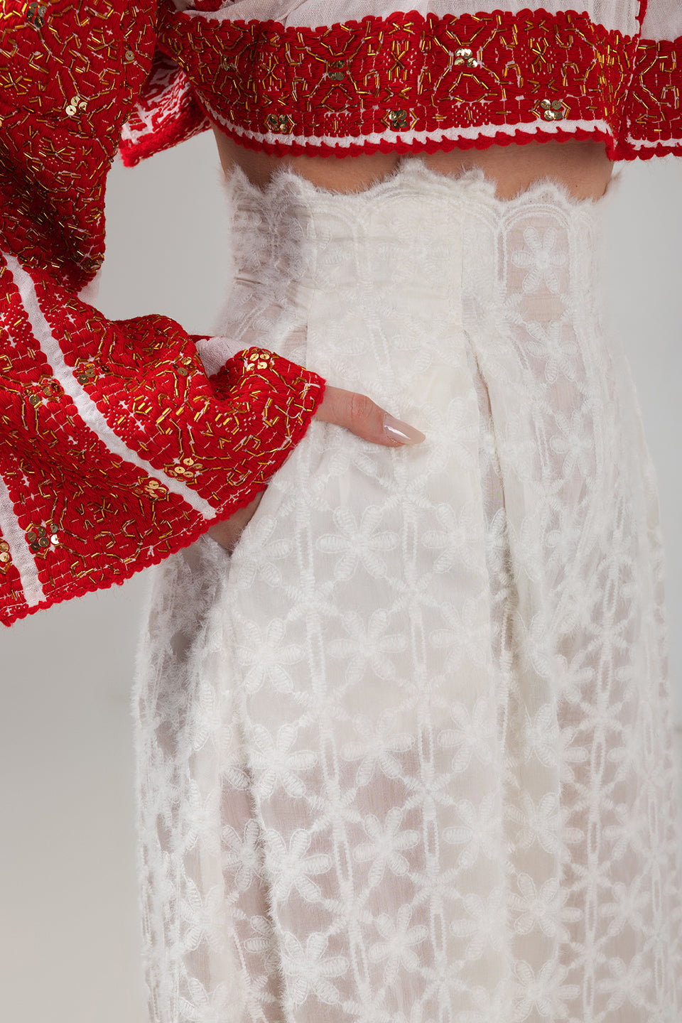 Incarca imaginea in galerie, Fustă-Pantaloni  din bumbac cu terminatie din dantelă brodată ivory – Eleganță Couture &amp; Confort Fluid