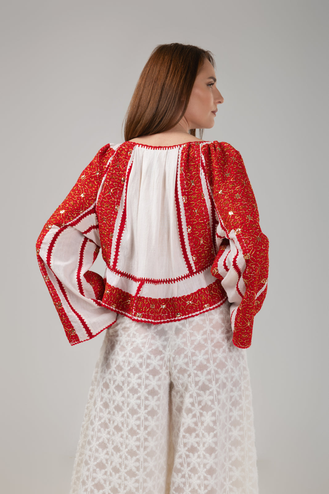 Incarca imaginea in galerie, Bluza tip ie cusuta manual cu fir rosu pe panza de casa