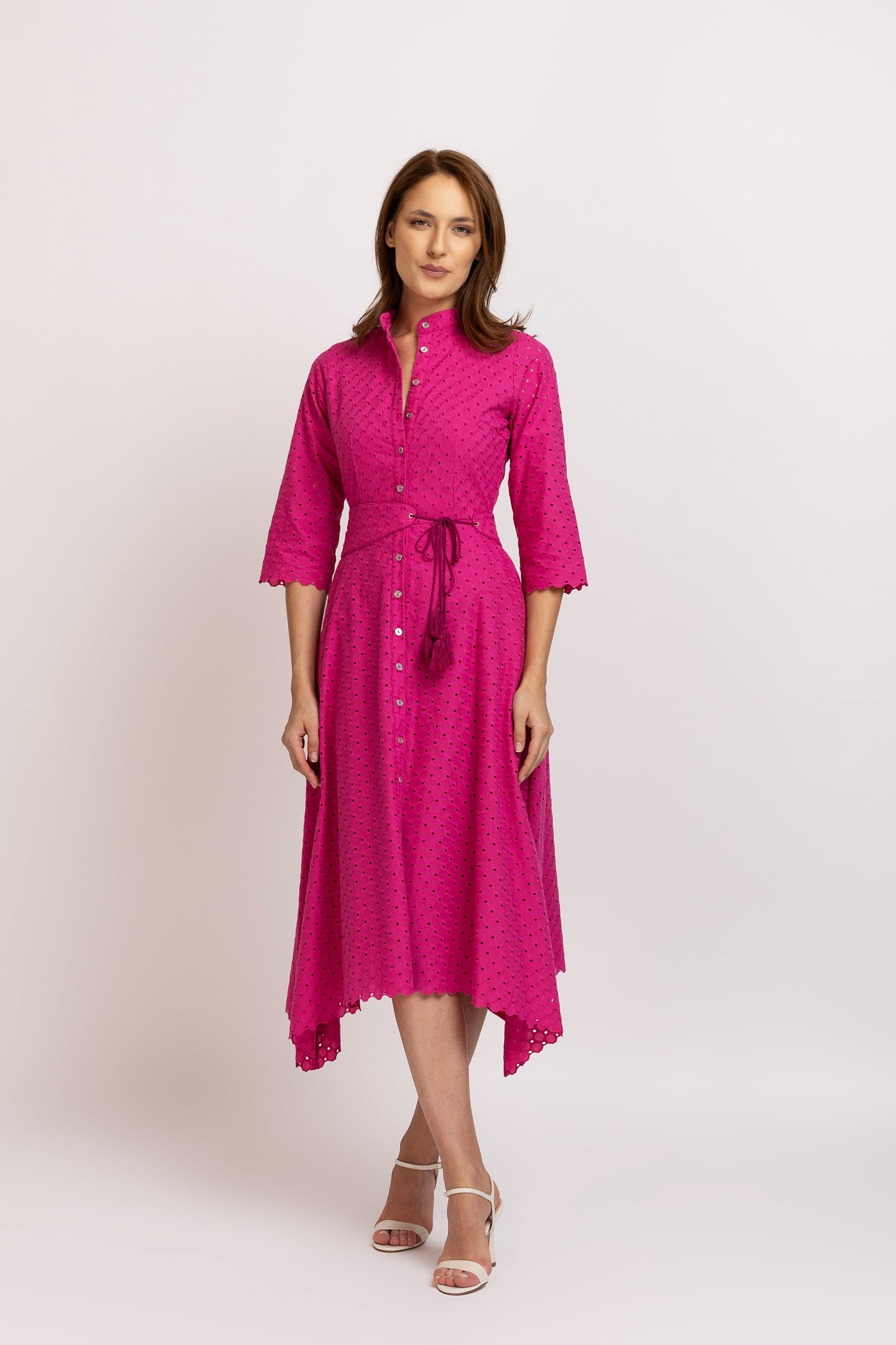 Rochie fuchsia din bumbac cu broderie spartă si brau in talie