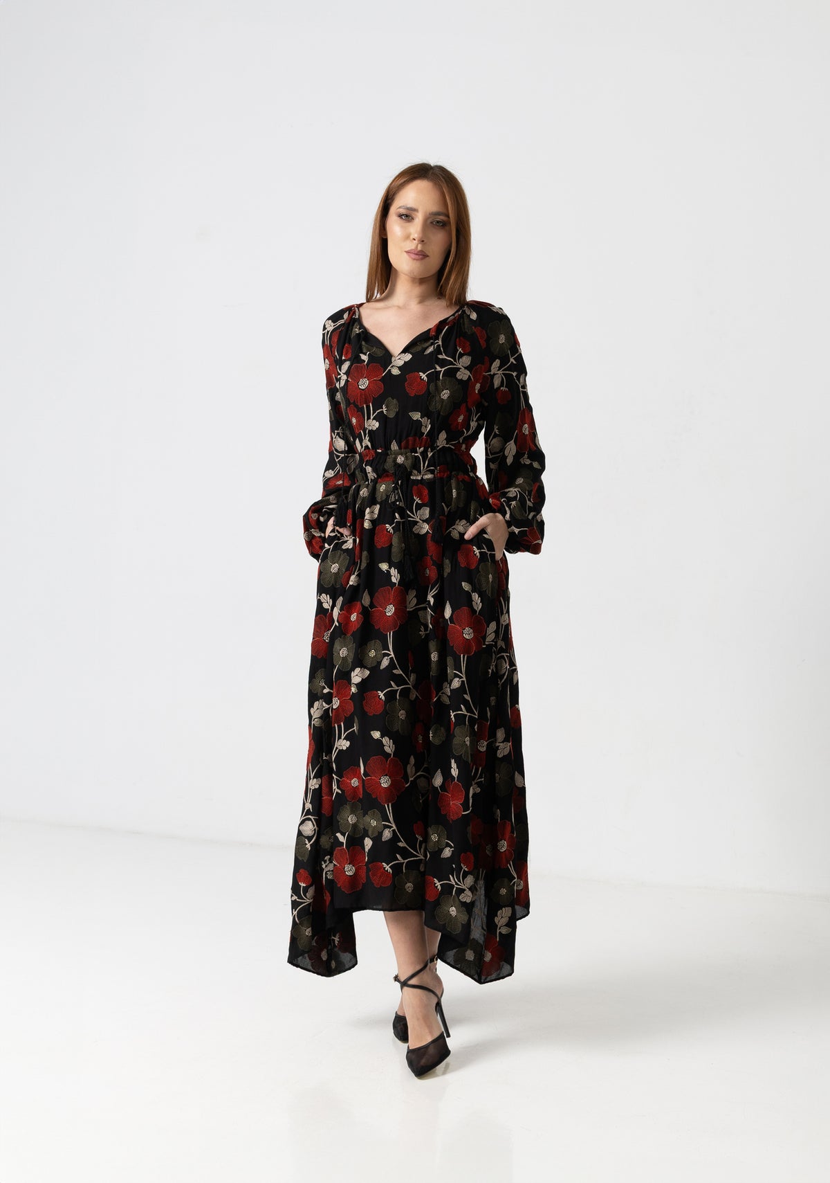 Rochie midi neagră cu imprimeu floral în nuanțe de roșu și crem