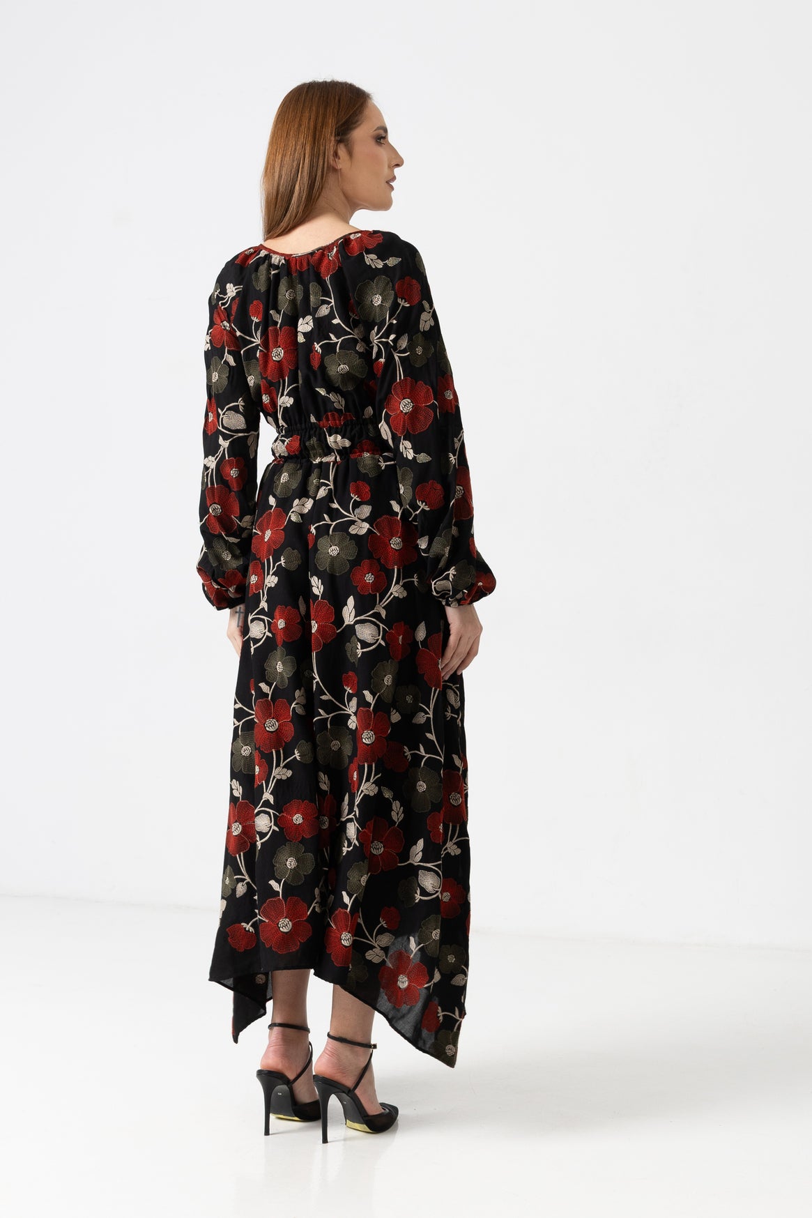 Rochie midi neagră cu imprimeu floral în nuanțe de roșu și crem