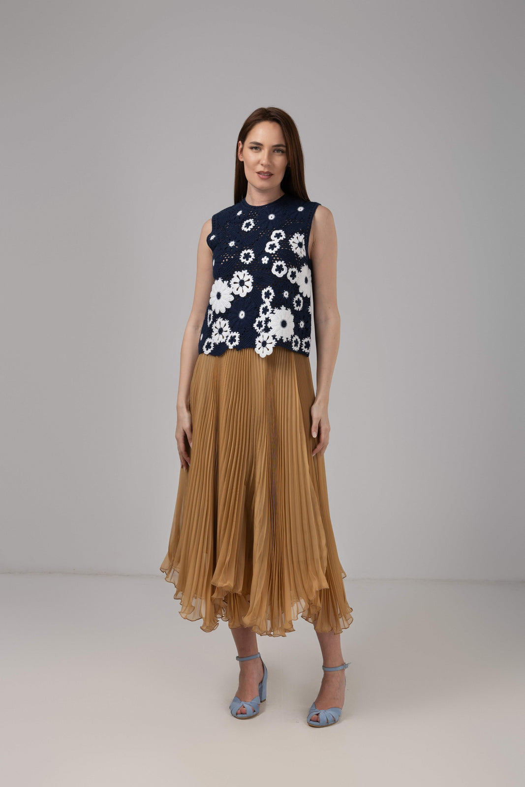Incarca imaginea in galerie, Top din macrame floral bleumarin cu aplicații albe