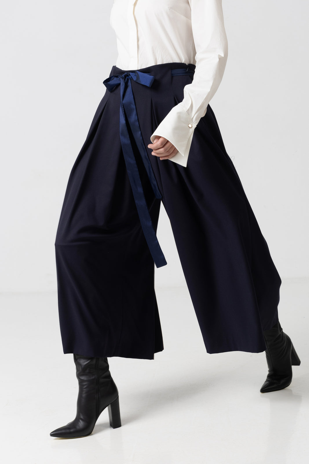 Load image into Gallery viewer, Midi white taffeta skirt