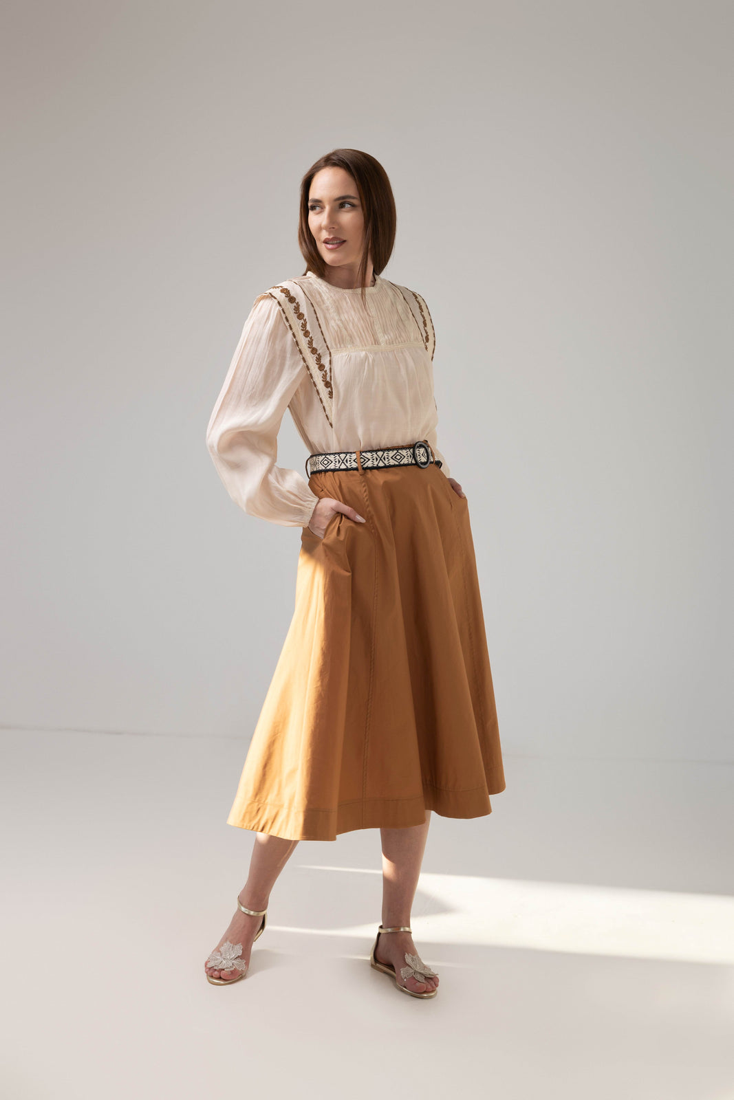 Incarca imaginea in galerie, Fustă midi camel cu croială amplă și curea etnică decorativă