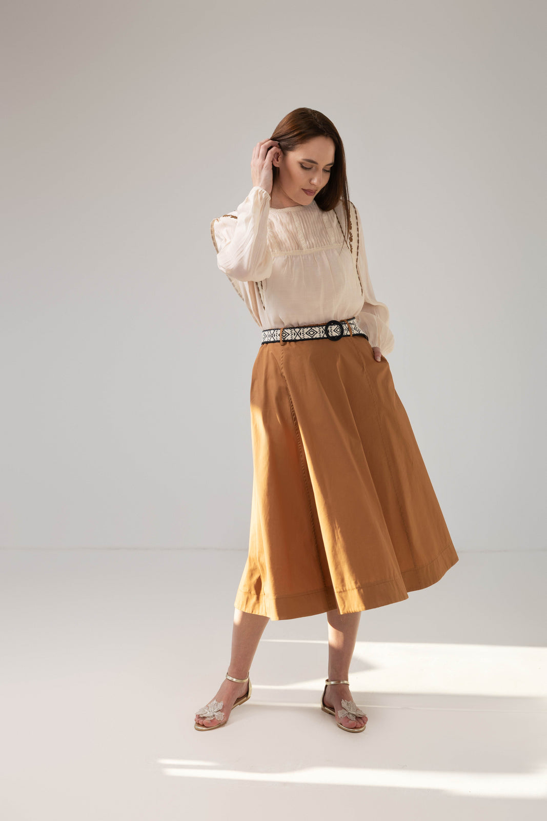 Incarca imaginea in galerie, Fustă midi camel cu croială amplă și curea etnică decorativă