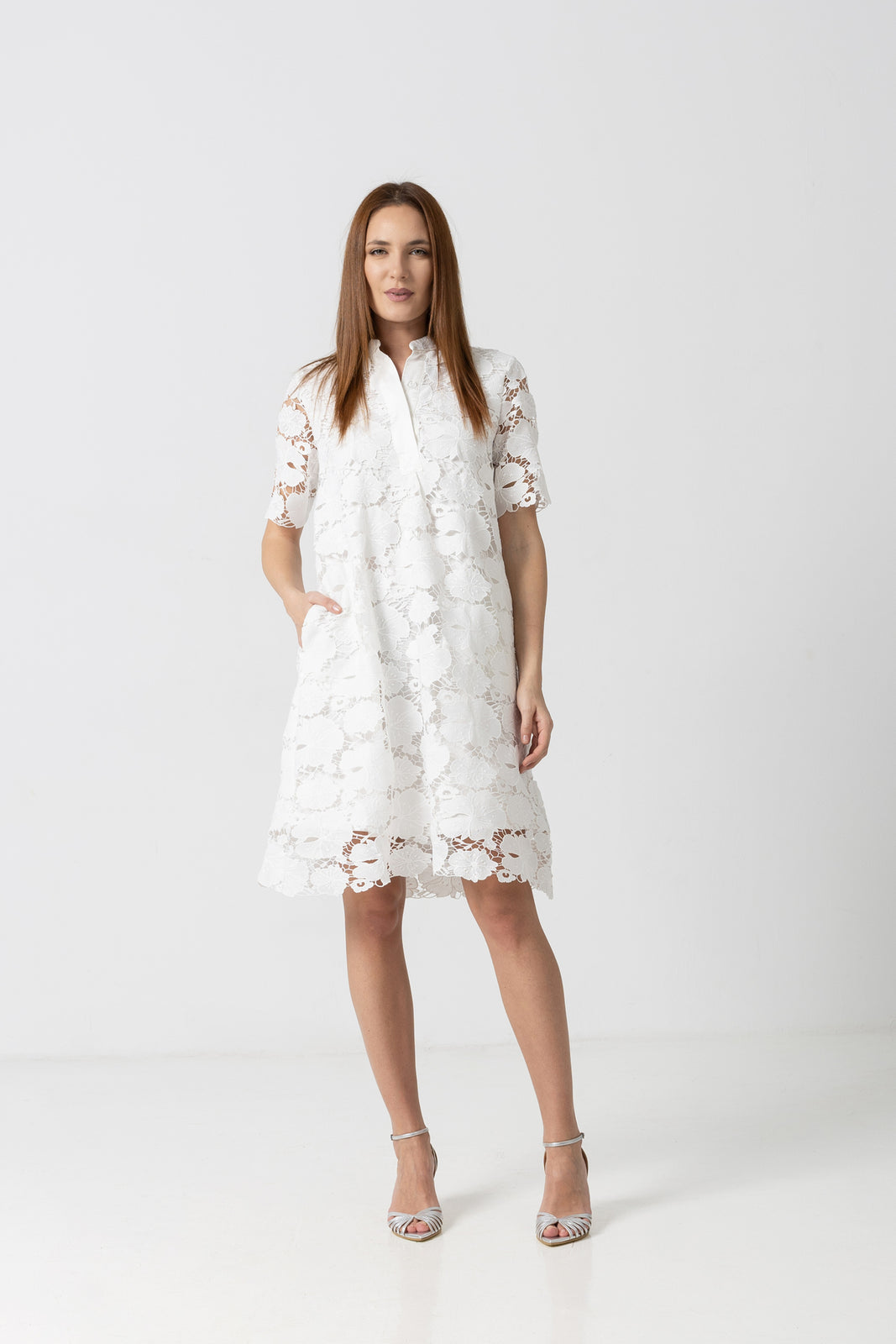 Incarca imaginea in galerie, Rochie scurtă din dantelă albă cu model floral elegant