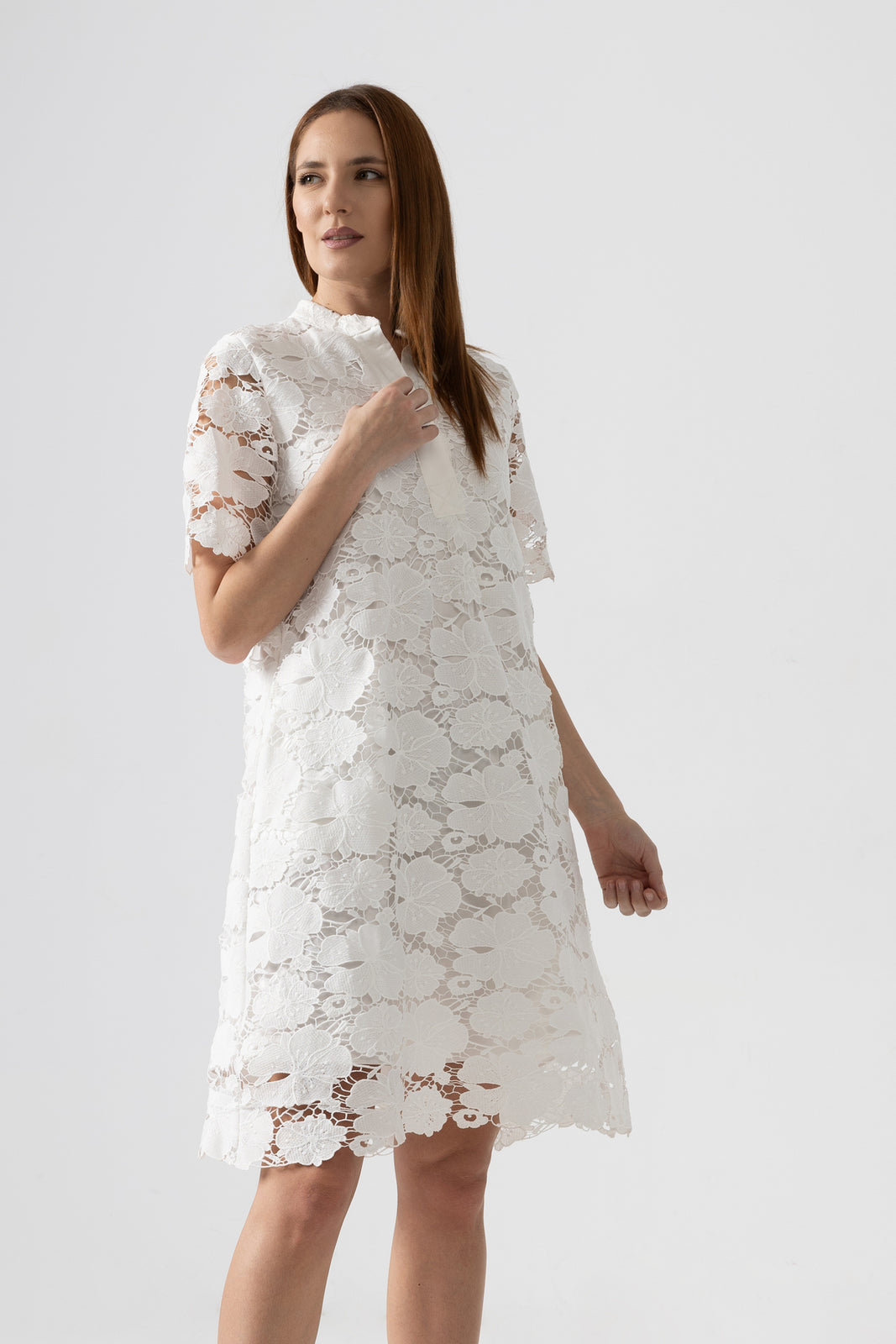 Incarca imaginea in galerie, Rochie scurtă din dantelă albă cu model floral elegant