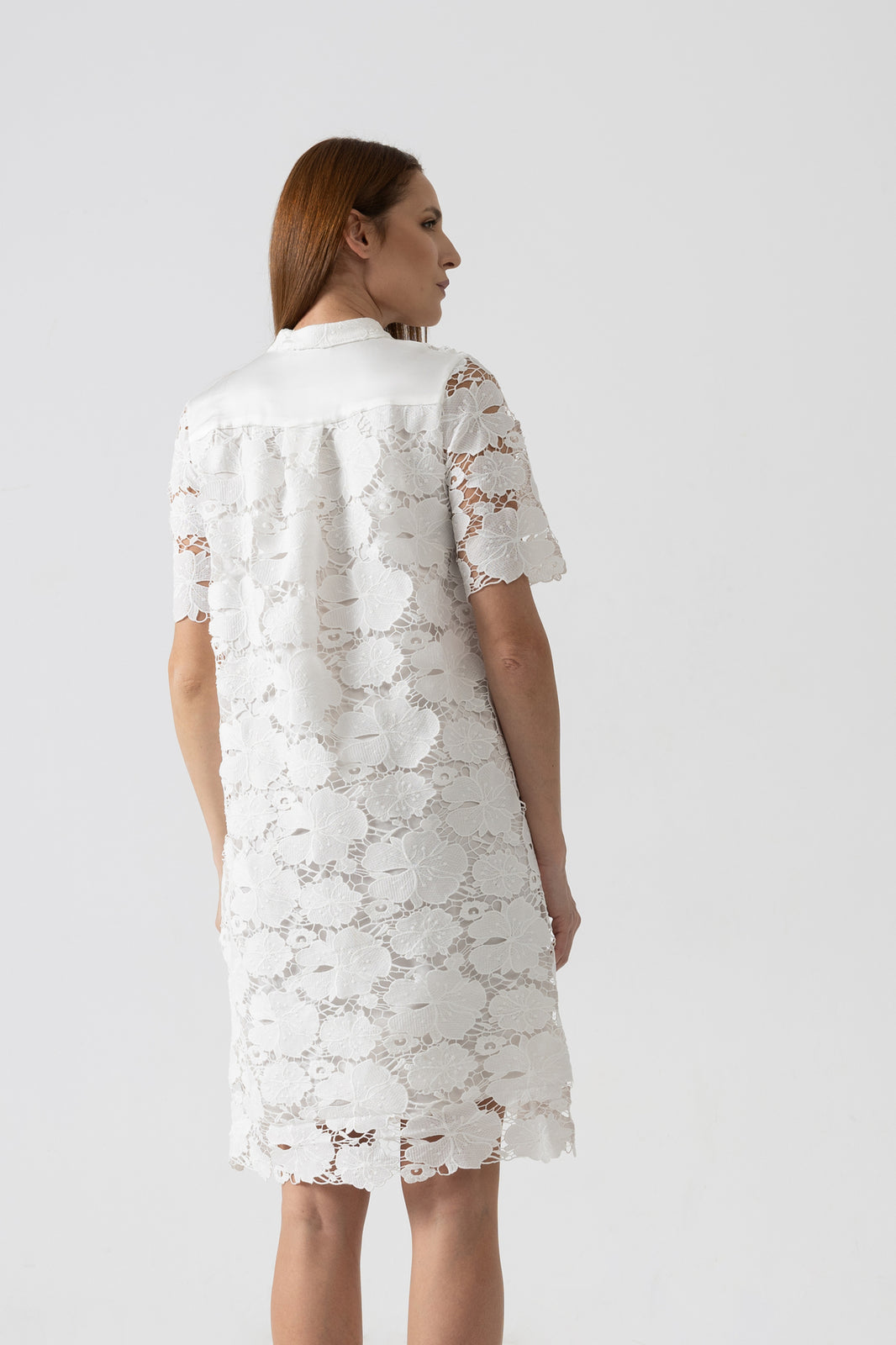 Incarca imaginea in galerie, Rochie scurtă din dantelă albă cu model floral elegant