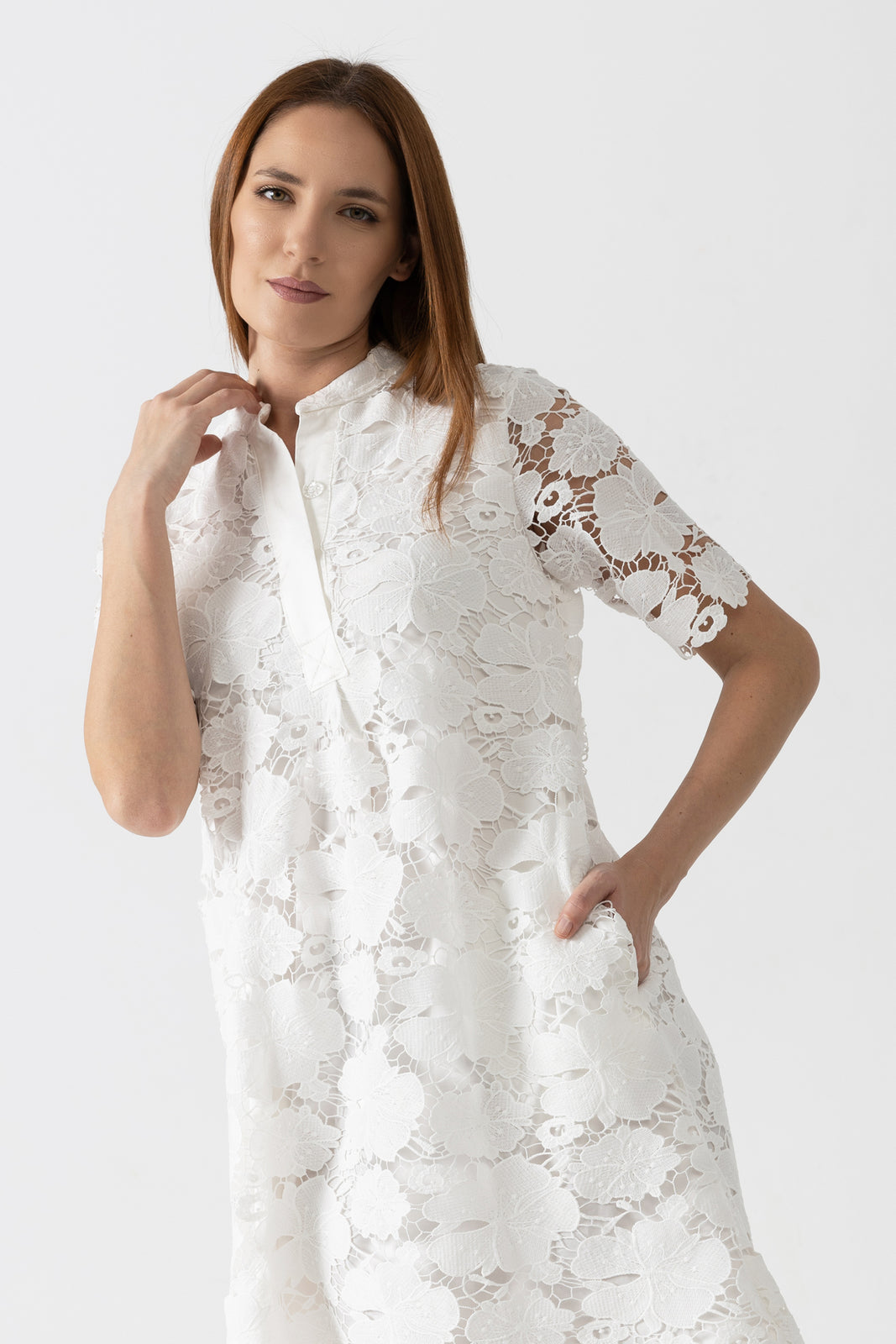Incarca imaginea in galerie, Rochie scurtă din dantelă albă cu model floral elegant