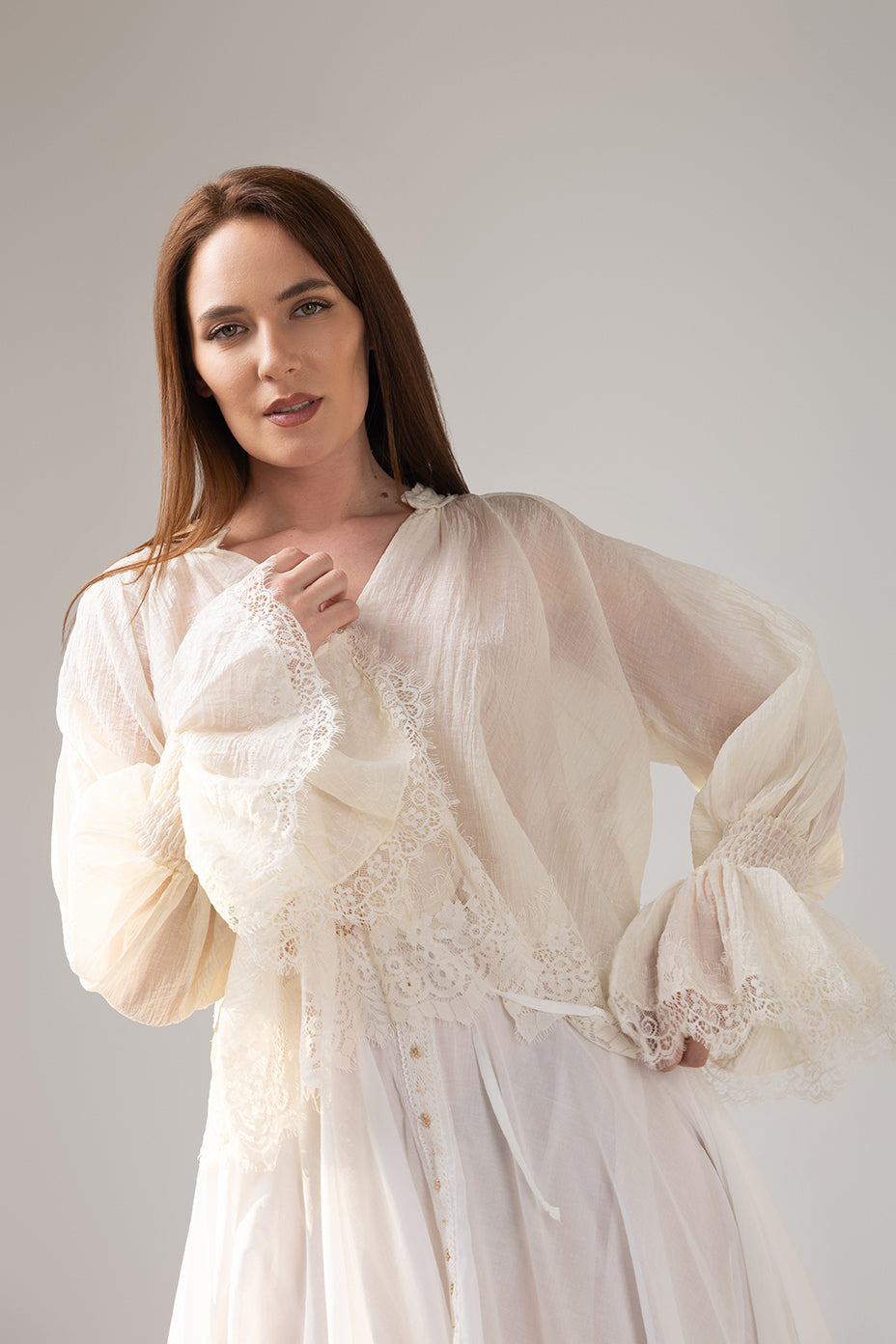 Incarca imaginea in galerie, Bluză tip ie în nuanță ivory din voal texturat delicat