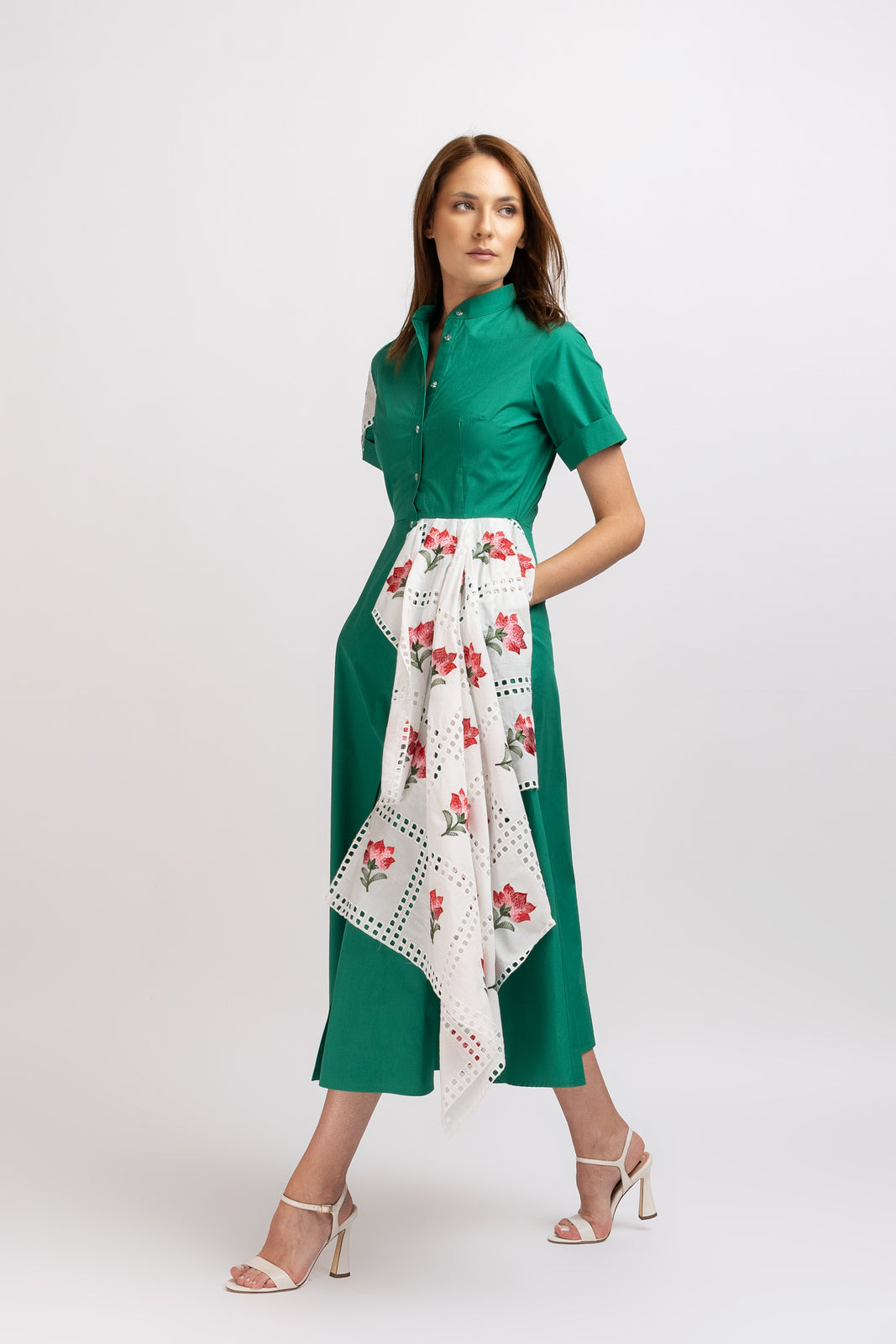 Incarca imaginea in galerie, Rochie camasa din bumbac verde pin cu panou brodat