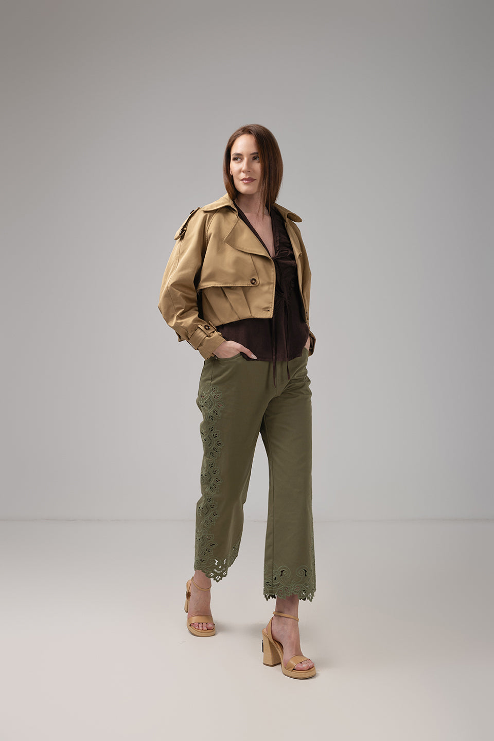Incarca imaginea in galerie, Pantaloni din bumbac cu broderie decupată – kaki olive elegant