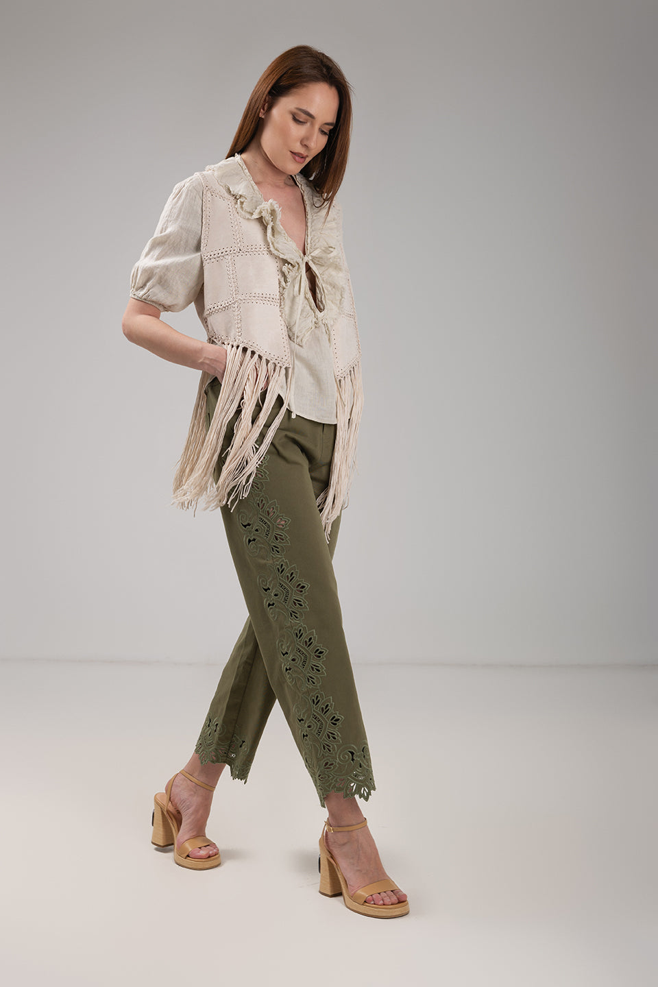 Incarca imaginea in galerie, Pantaloni din bumbac cu broderie decupată – kaki olive elegant