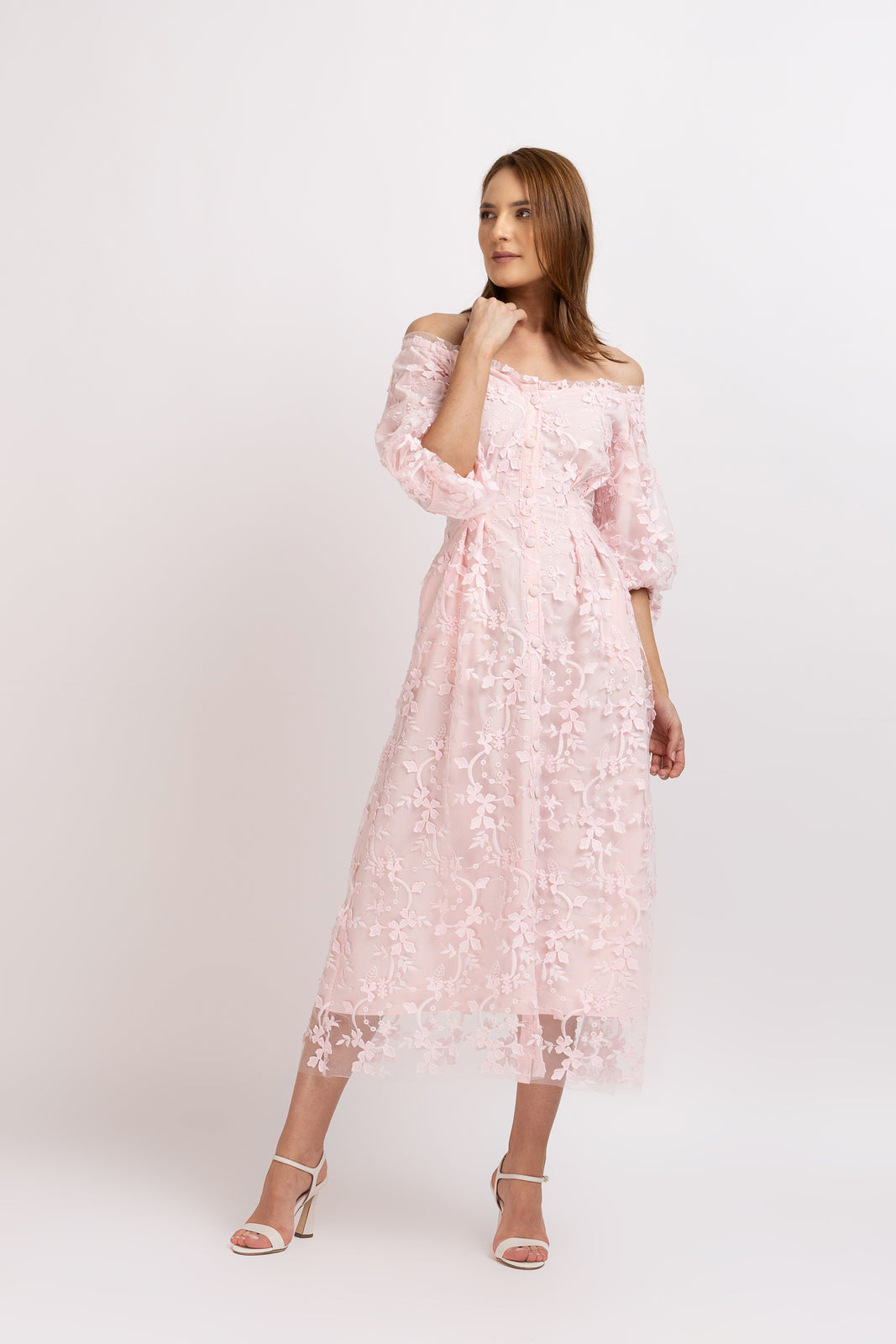 Incarca imaginea in galerie, Rochie midi din tulle brodat roz pal cu umeri decupati