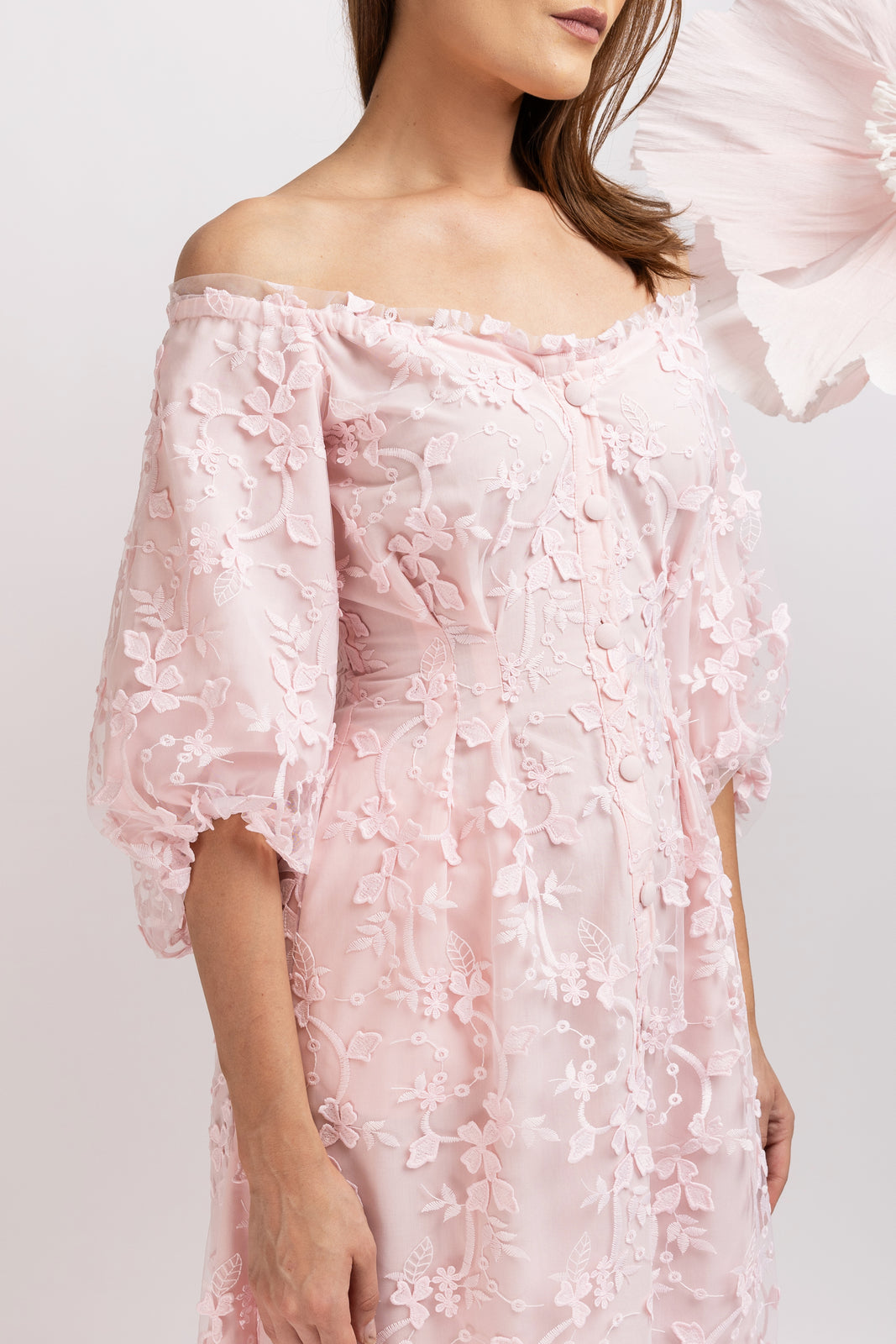 Load image into Gallery viewer, Light pink embroidered tulle midi dress with cut-out shoulders