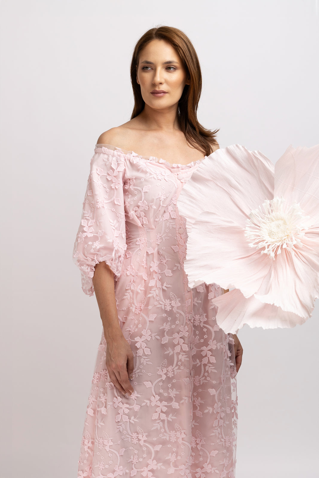 Incarca imaginea in galerie, Rochie midi din tulle brodat roz pal cu umeri decupati