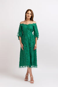 Rochie midi din tulle brodat verde cu umeri decupati